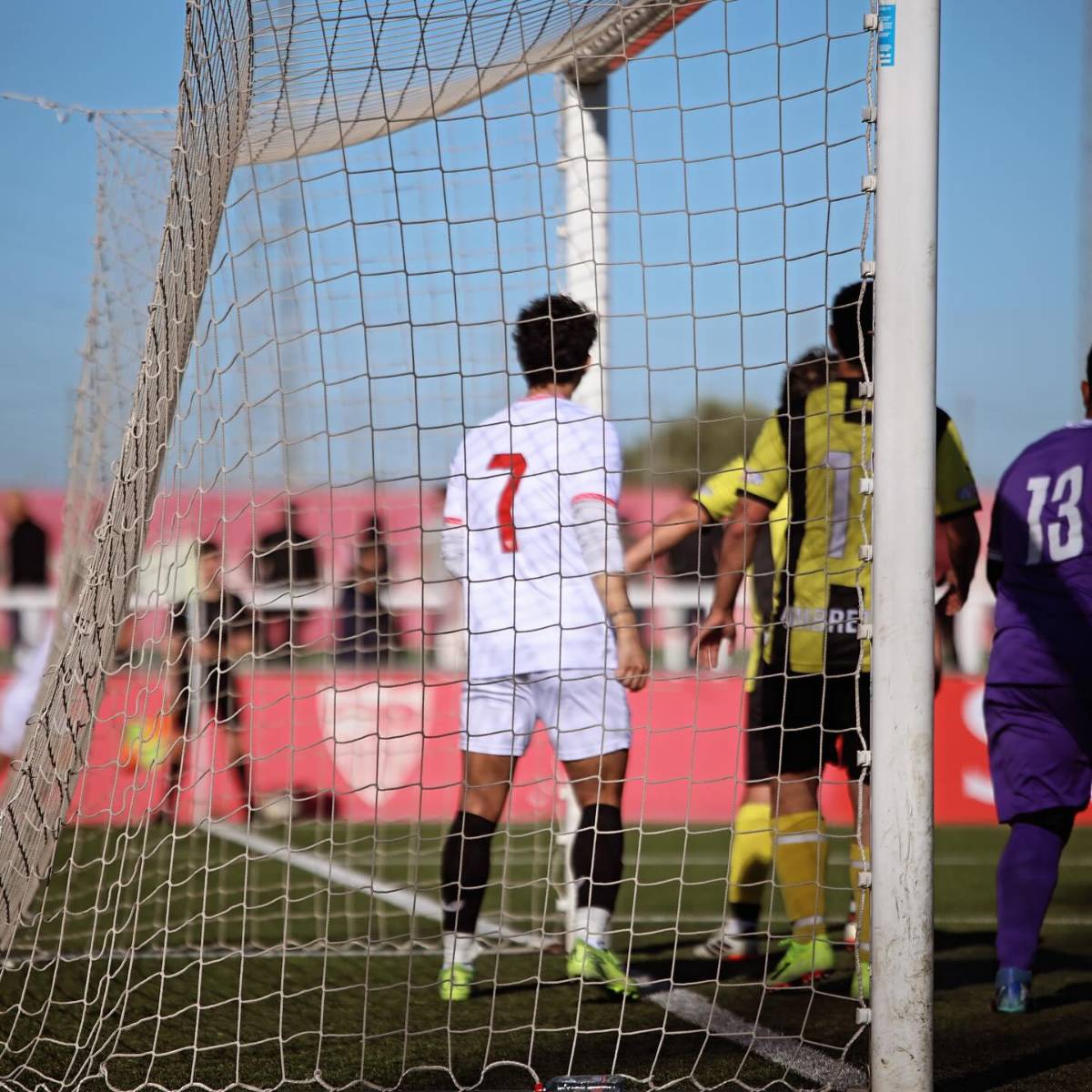 El hondureño que se abre camino en las reservas del Sevilla en España y que entrenó en clubes de Premier League