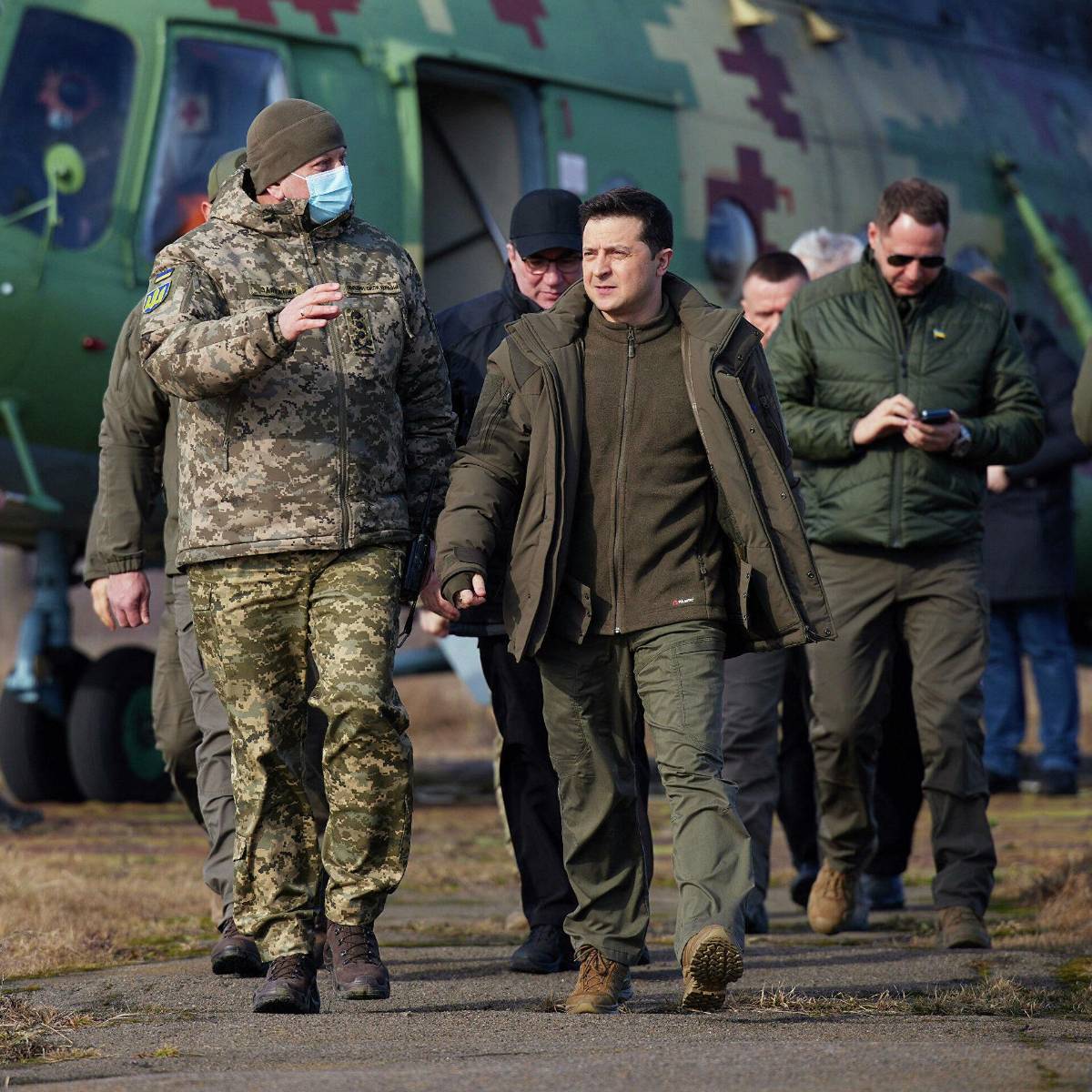 ¿Se fue a la guerra? Toda la verdad sobre las fotos del presidente de Ucrania vestido de militar mientras Rusia ataca