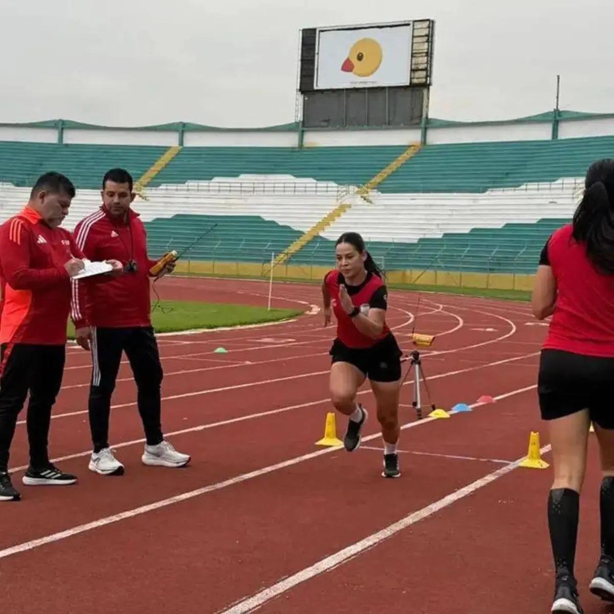 FIFA la premió: así es la guapa árbitra hondureña que cautiva en redes sociales y este es el departamento al que hace feliz