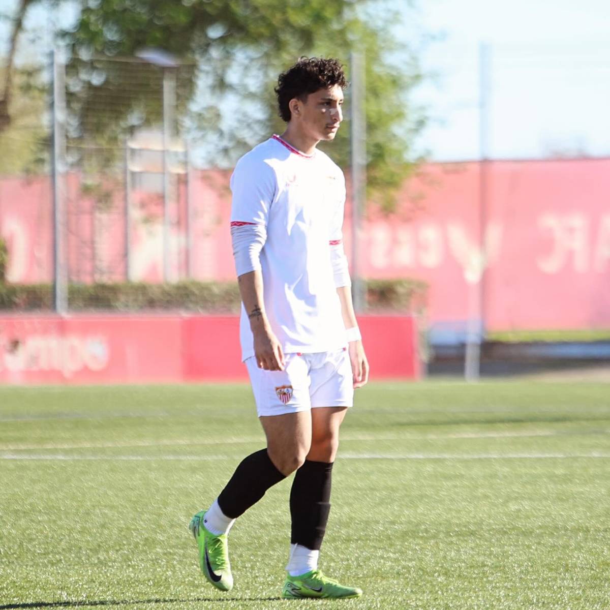 El hondureño que se abre camino en las reservas del Sevilla en España y que entrenó en clubes de Premier League