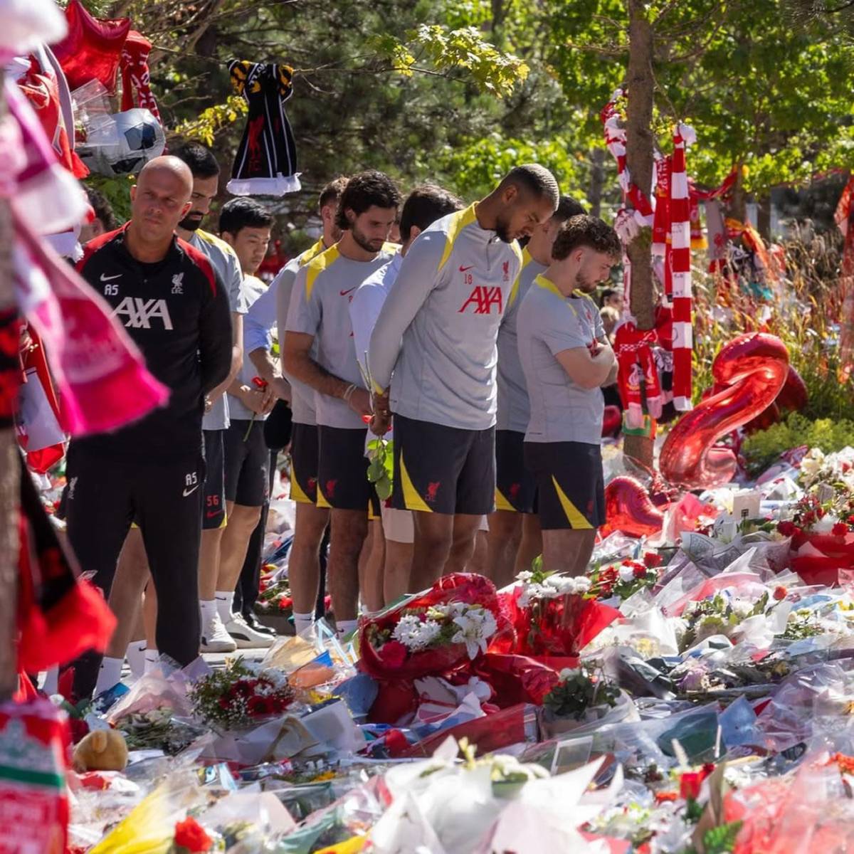 Liverpool le rindió tributo a Diogo Jota en las afueras de Anfield: las conmovedoras imáganes de su esposa