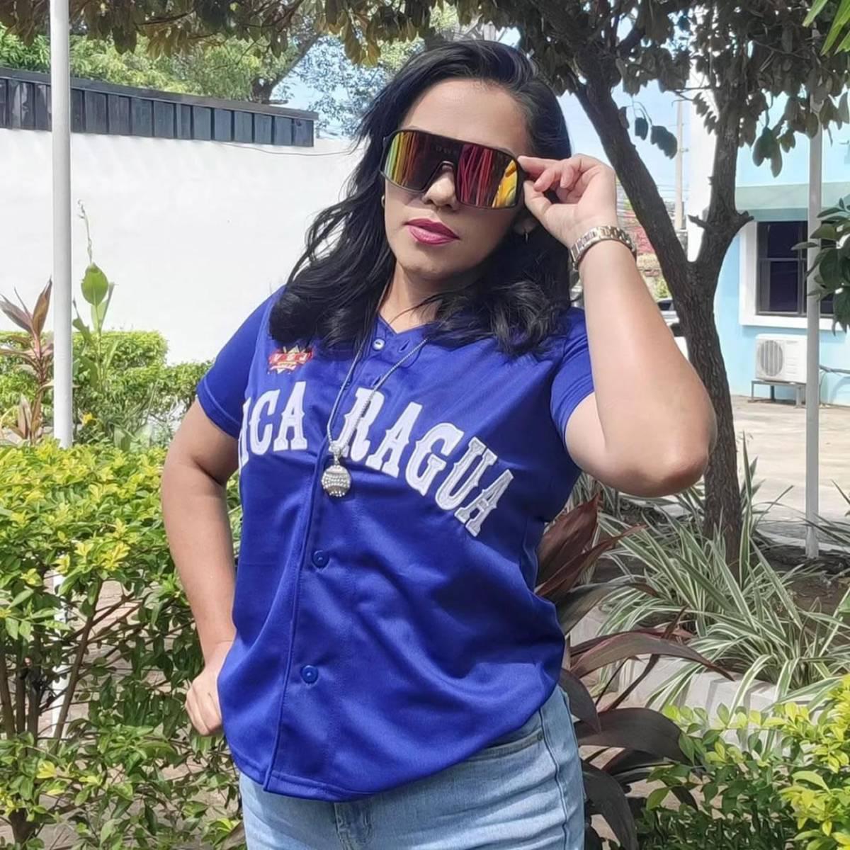 Así es la bella periodista que fue atacada verbalmente por el Fantasma y se defendió