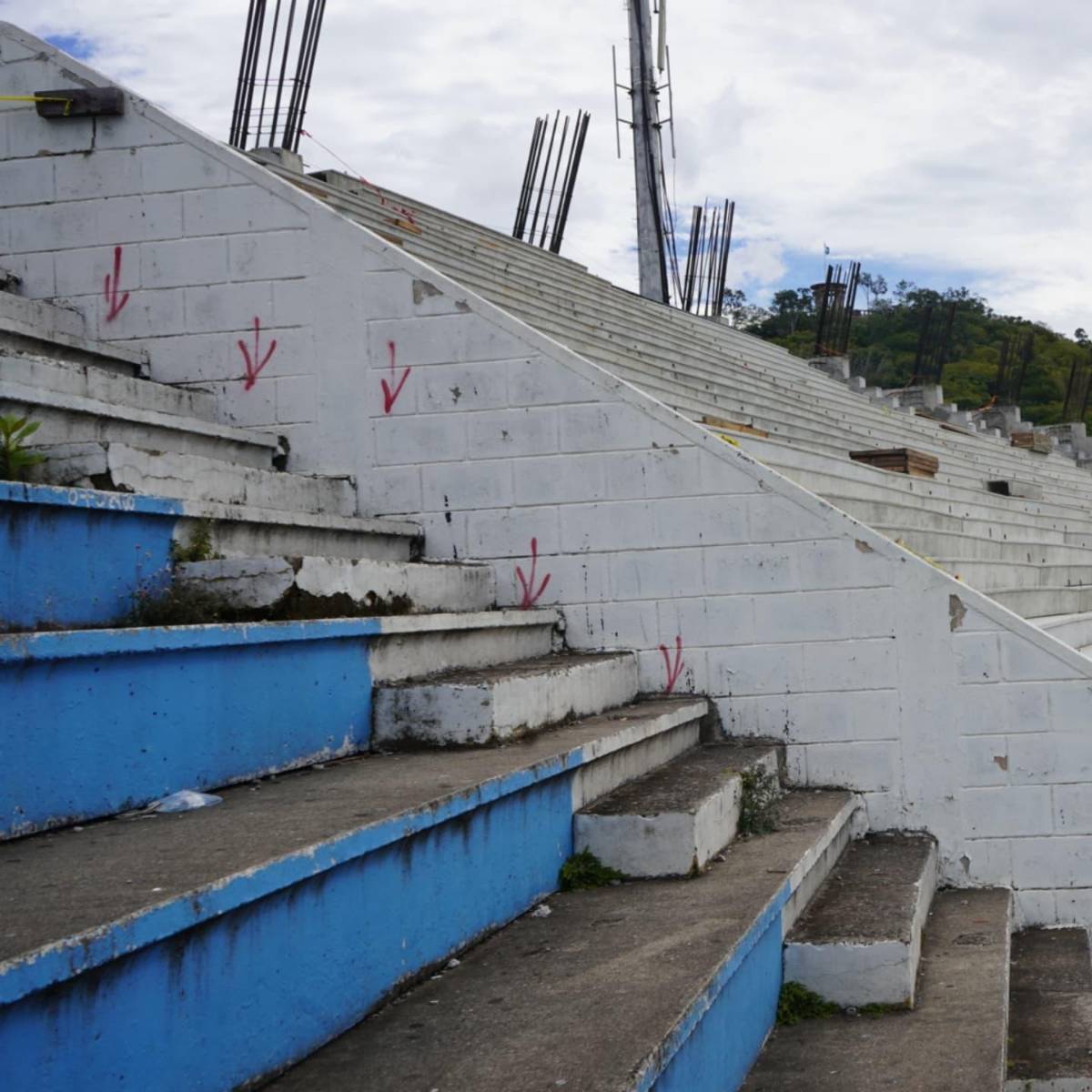 Exseleccionado de Honduras figura en la supervisión del estadio Nacional; así lucen sus graderías previo al Clausura