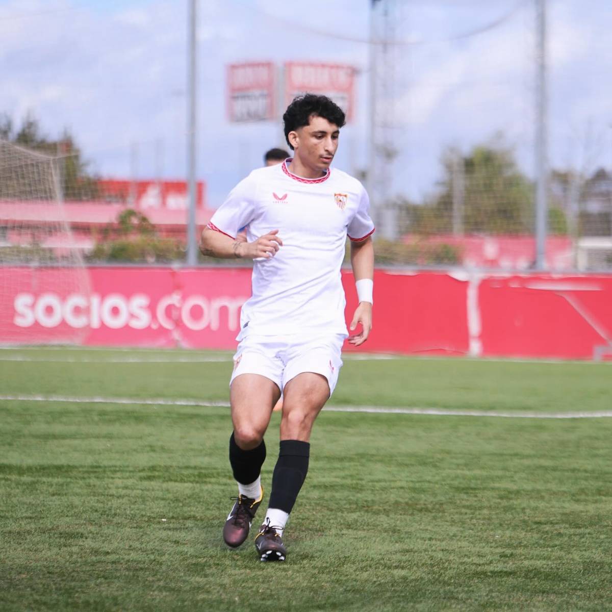 El hondureño que se abre camino en las reservas del Sevilla en España y que entrenó en clubes de Premier League