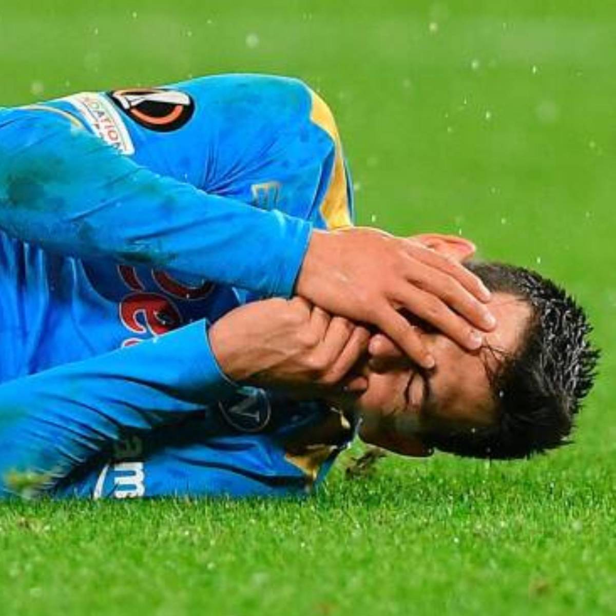 Terrible: Así quedó el rostro del Chucky Lozano tras un nuevo choque con la cabeza, salió en camilla y con collarín