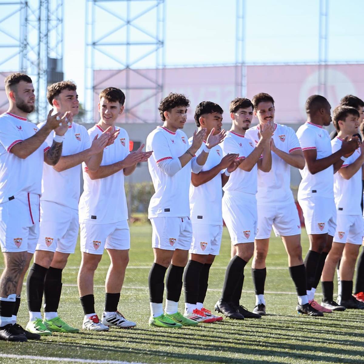 El hondureño que se abre camino en las reservas del Sevilla en España y que entrenó en clubes de Premier League