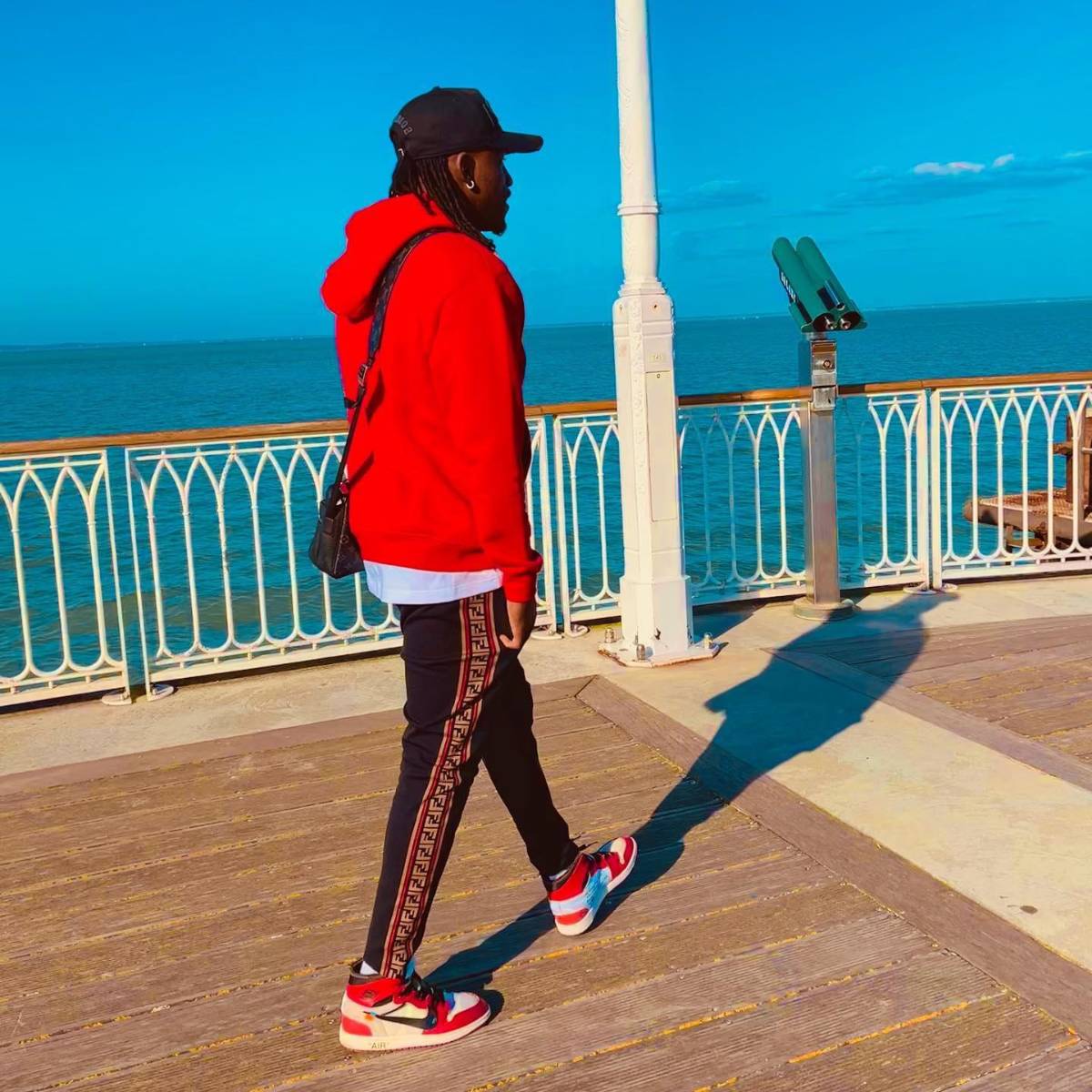 ¡Paseos, amigos y el auto que conduce! Así es la vida del hondureño Alberth Elis en Burdeos