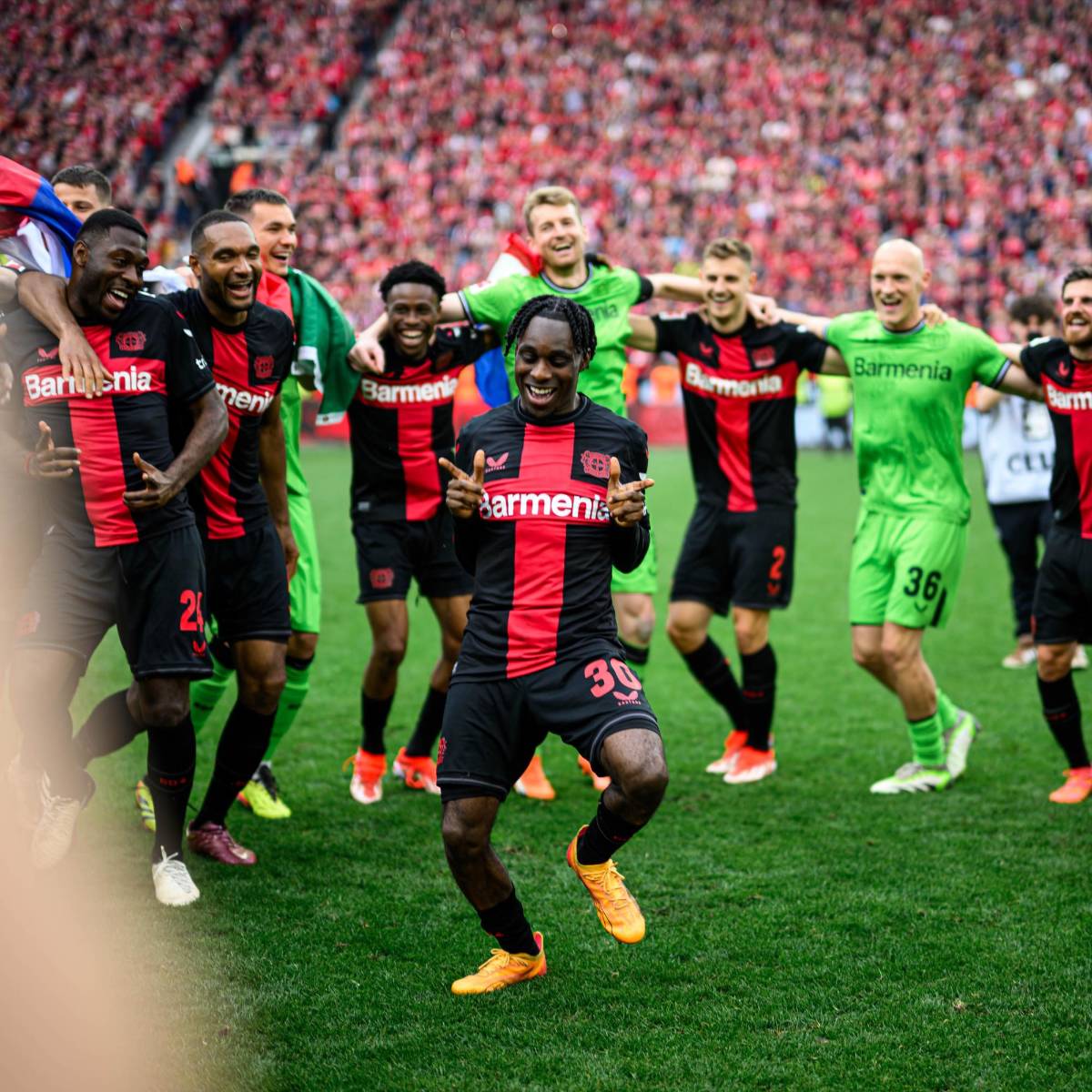 Bayer Leverkusen festeja su primer título de Bundesliga: el beso de Xabi Alonso a su esposa y descontrol en el BayArena