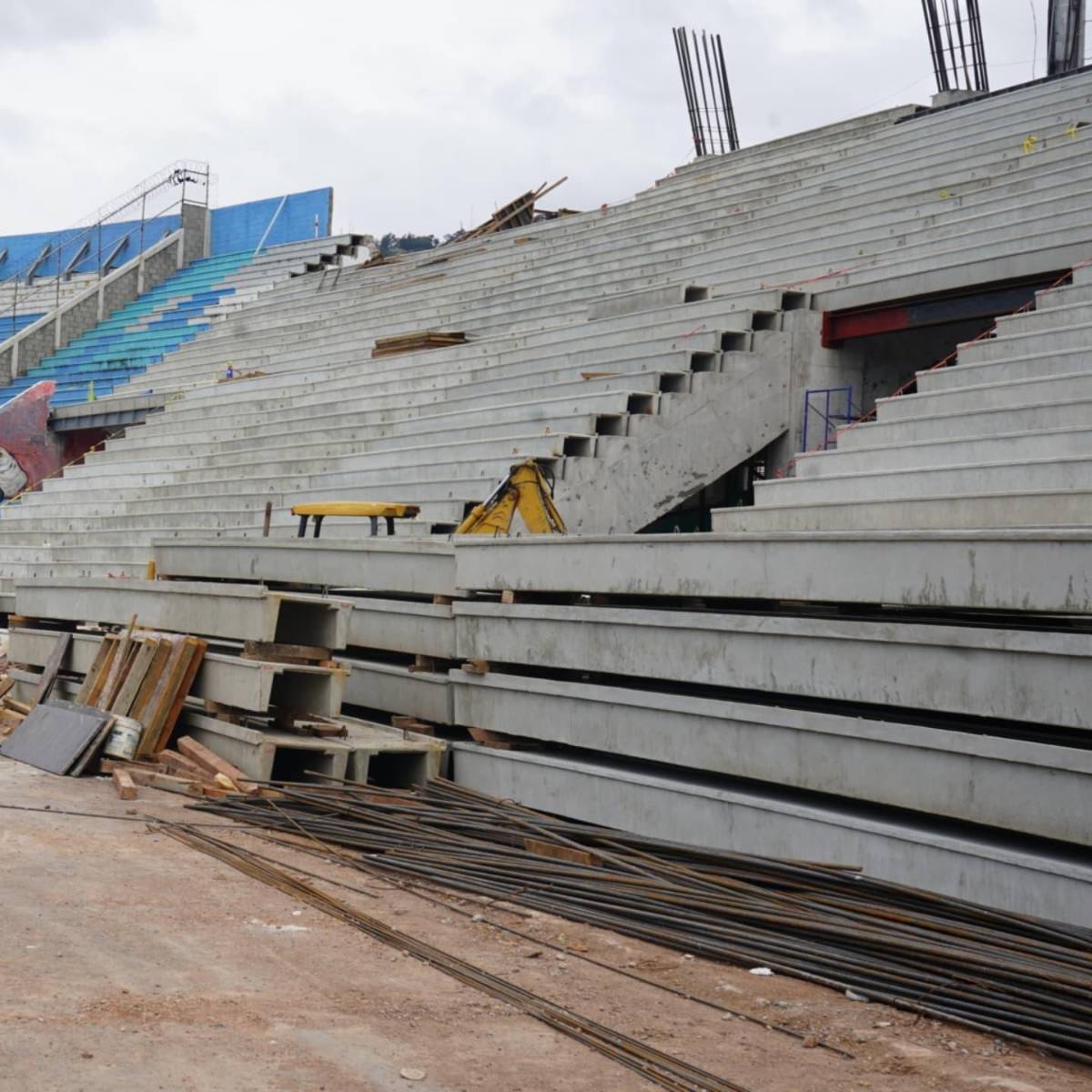 Exseleccionado de Honduras figura en la supervisión del estadio Nacional; así lucen sus graderías previo al Clausura