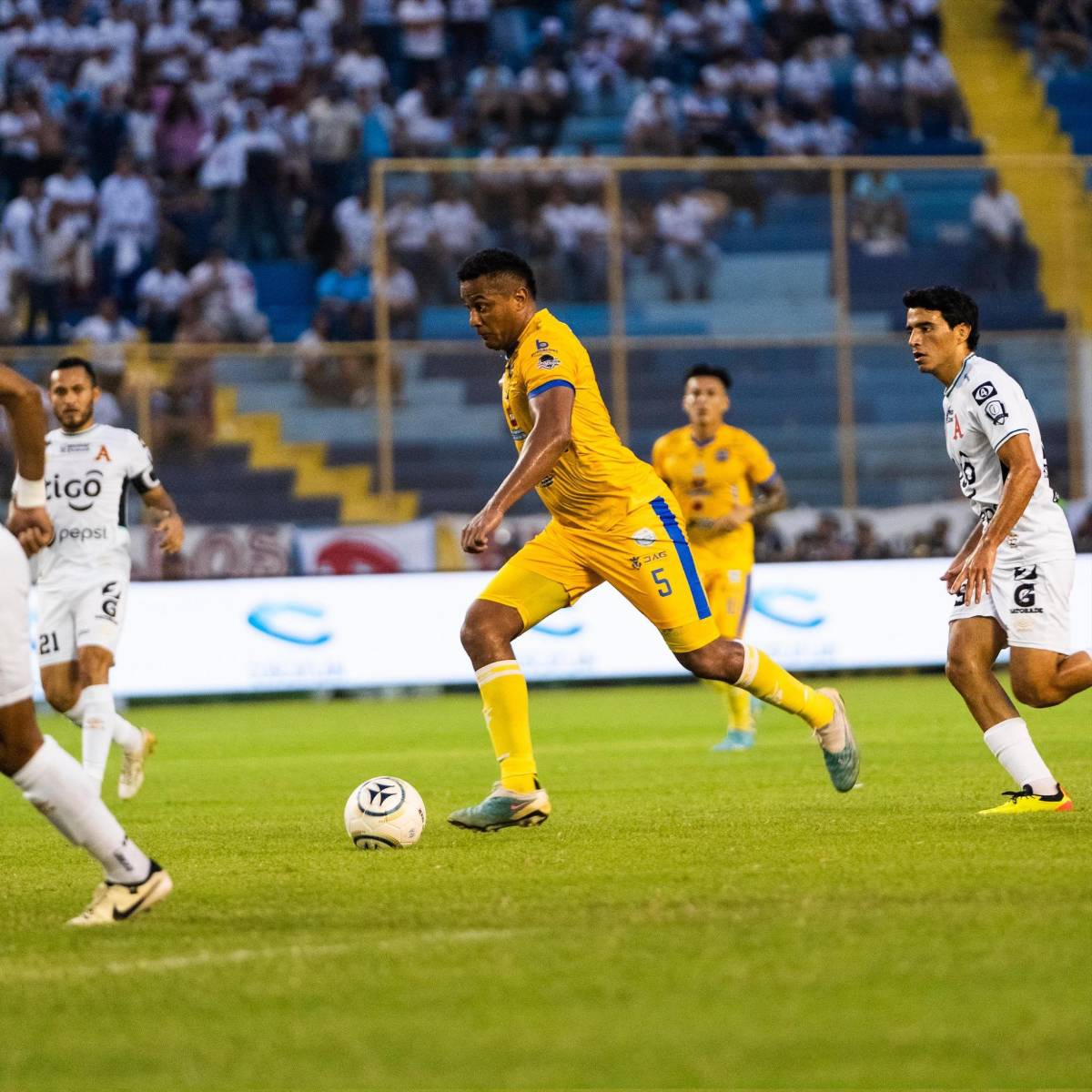 Fichajes: De la Libertadores a Honduras, deja Olimpia y pasa al Ascenso, catracho a Europa y las tres ‘novias’ de Auzmendi