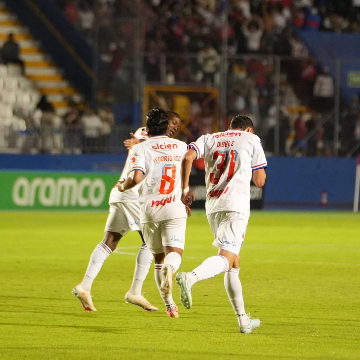 La desgarrada imagen de Bennett, otro error de Menjívar y las leyendas