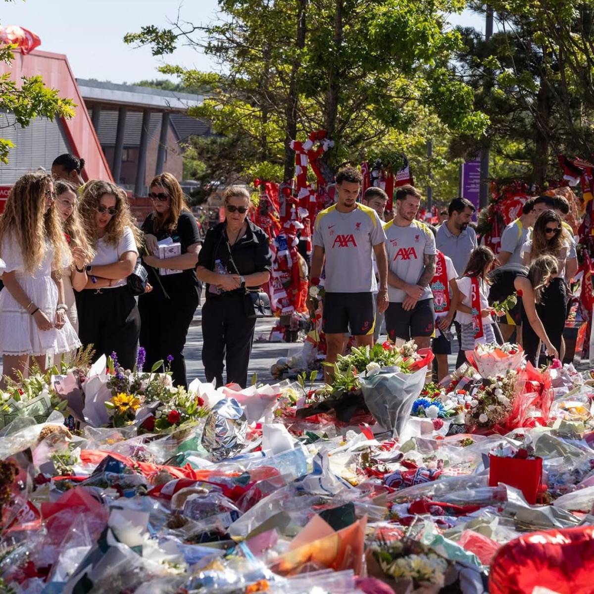 Liverpool le rindió tributo a Diogo Jota en las afueras de Anfield: las conmovedoras imáganes de su esposa