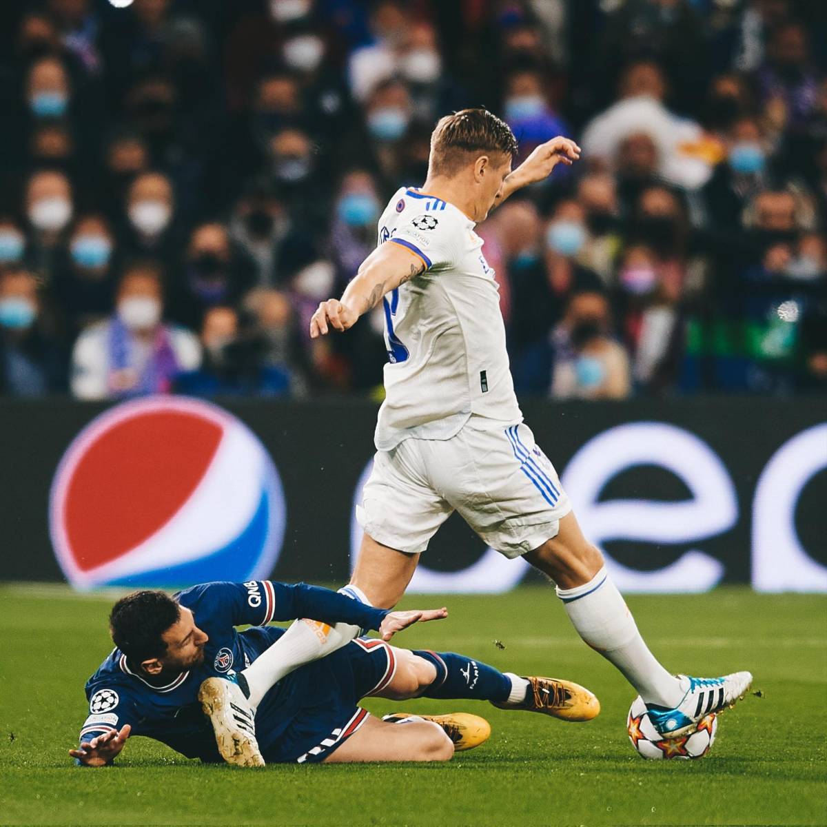 FOTOS: Messi totalmente hundido, Alaba consuela a Mbappé y el tremendo beso de Benzema a Vinicius tras eliminar al PSG