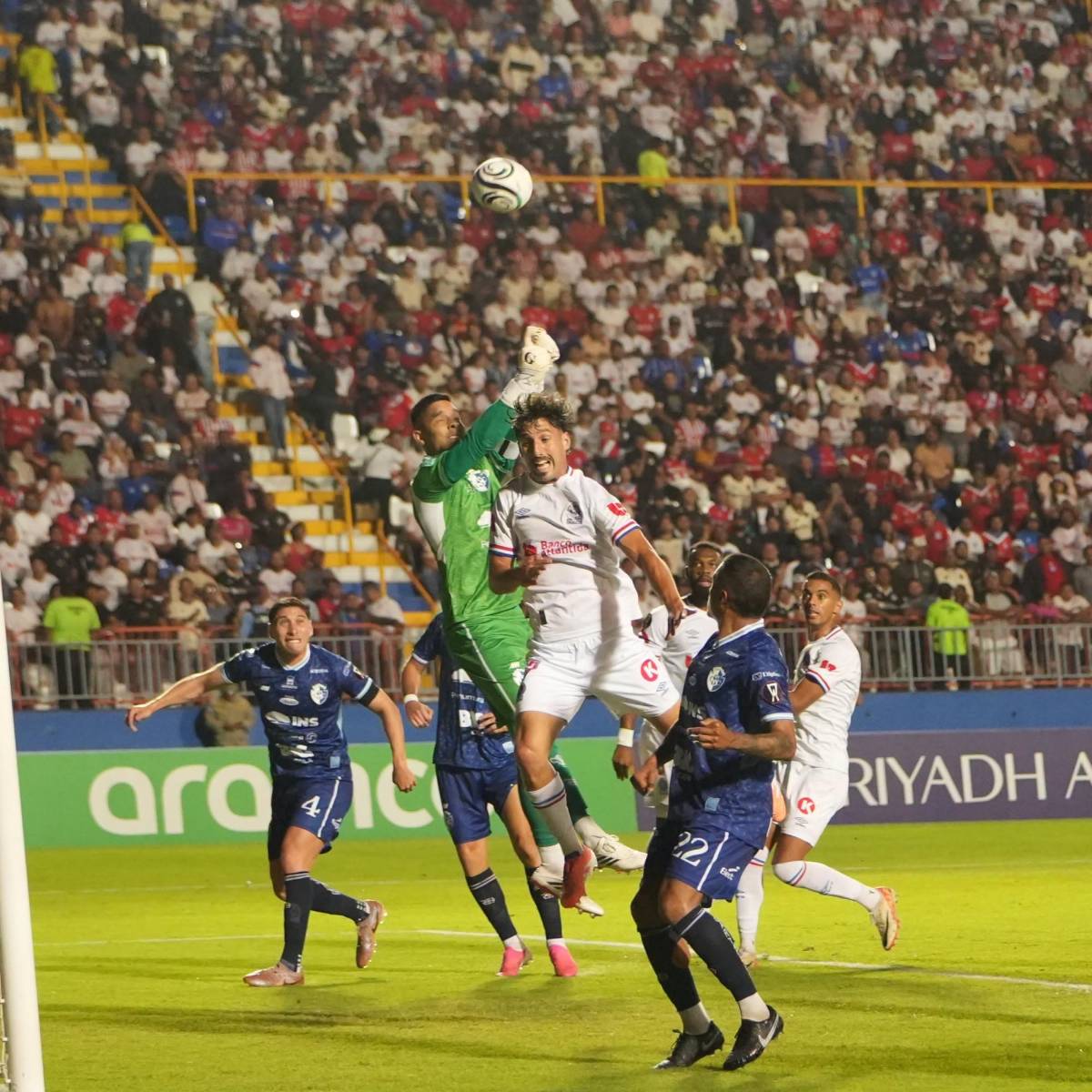 La desgarrada imagen de Bennett, otro error de Menjívar y las leyendas