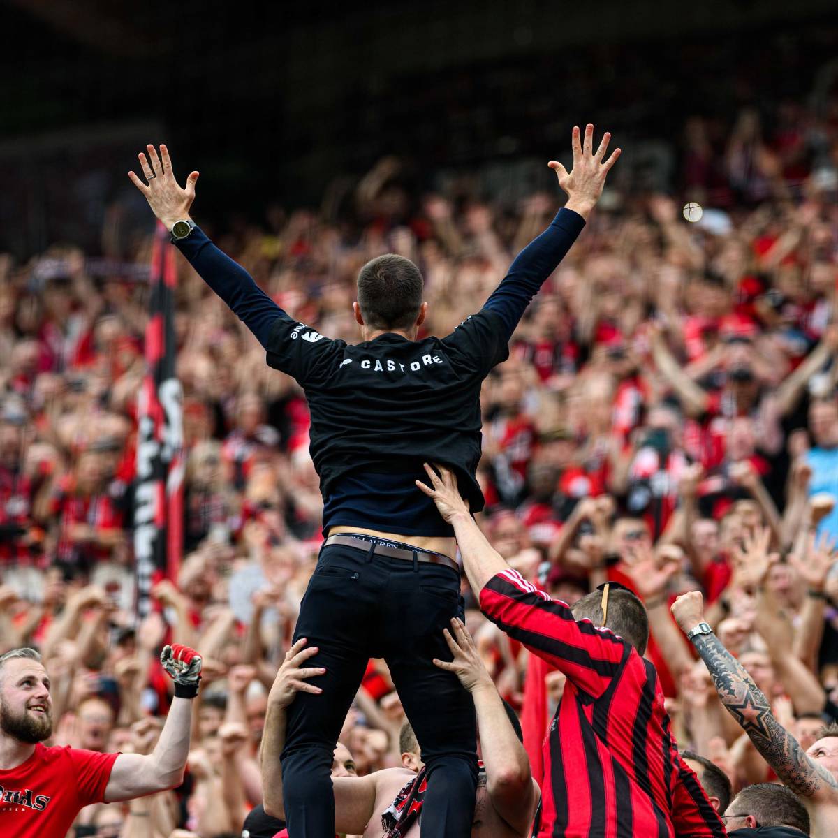 Bayer Leverkusen festeja su primer título de Bundesliga: el beso de Xabi Alonso a su esposa y descontrol en el BayArena