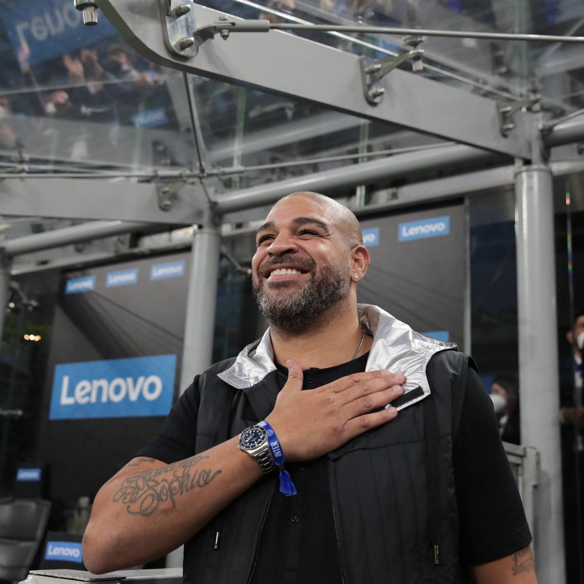 ¡Al borde de las lágrimas! Así fue el regreso de Adriano a Italia para ver el Inter vs Milan ¿Y esa chica?