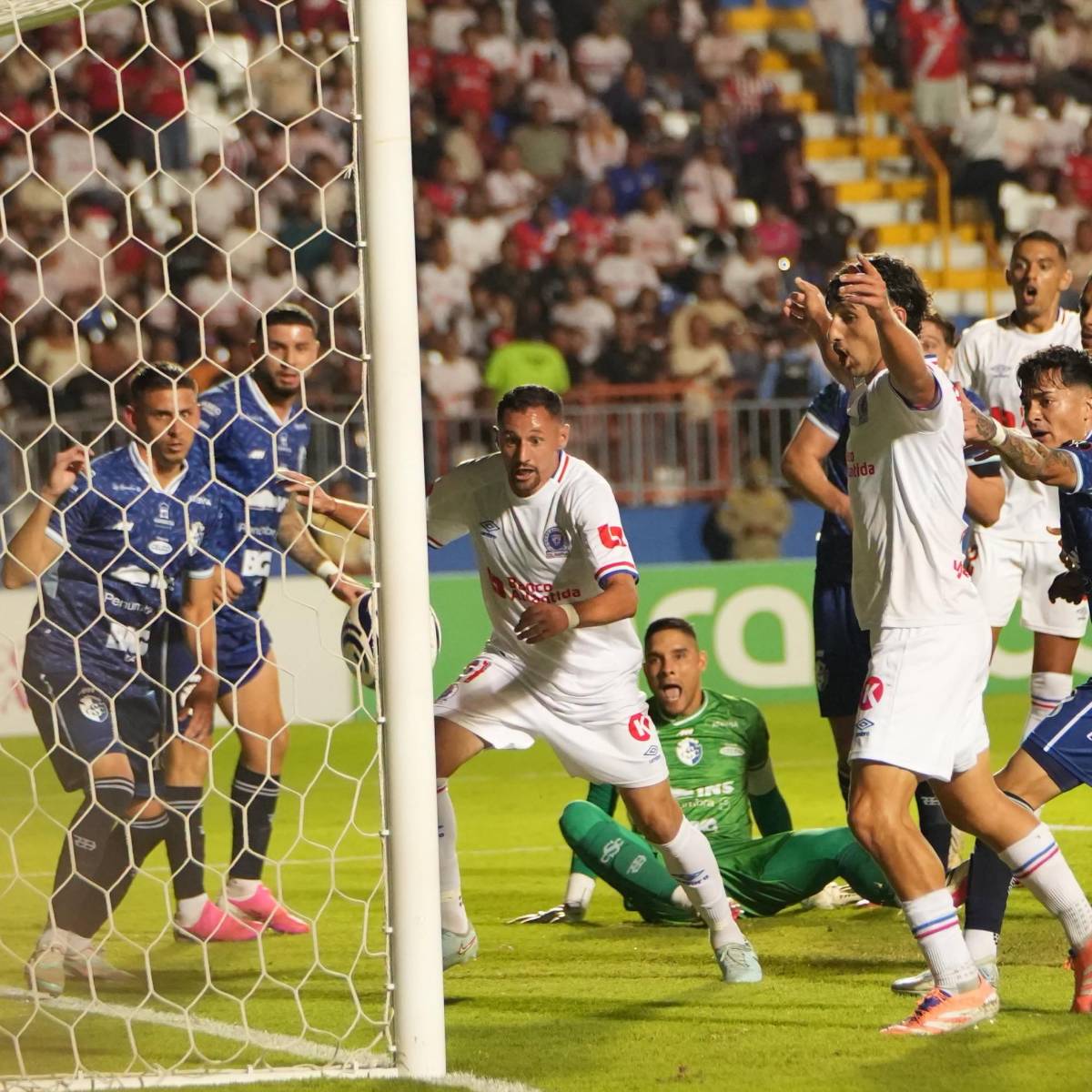La desgarrada imagen de Bennett, otro error de Menjívar y las leyendas