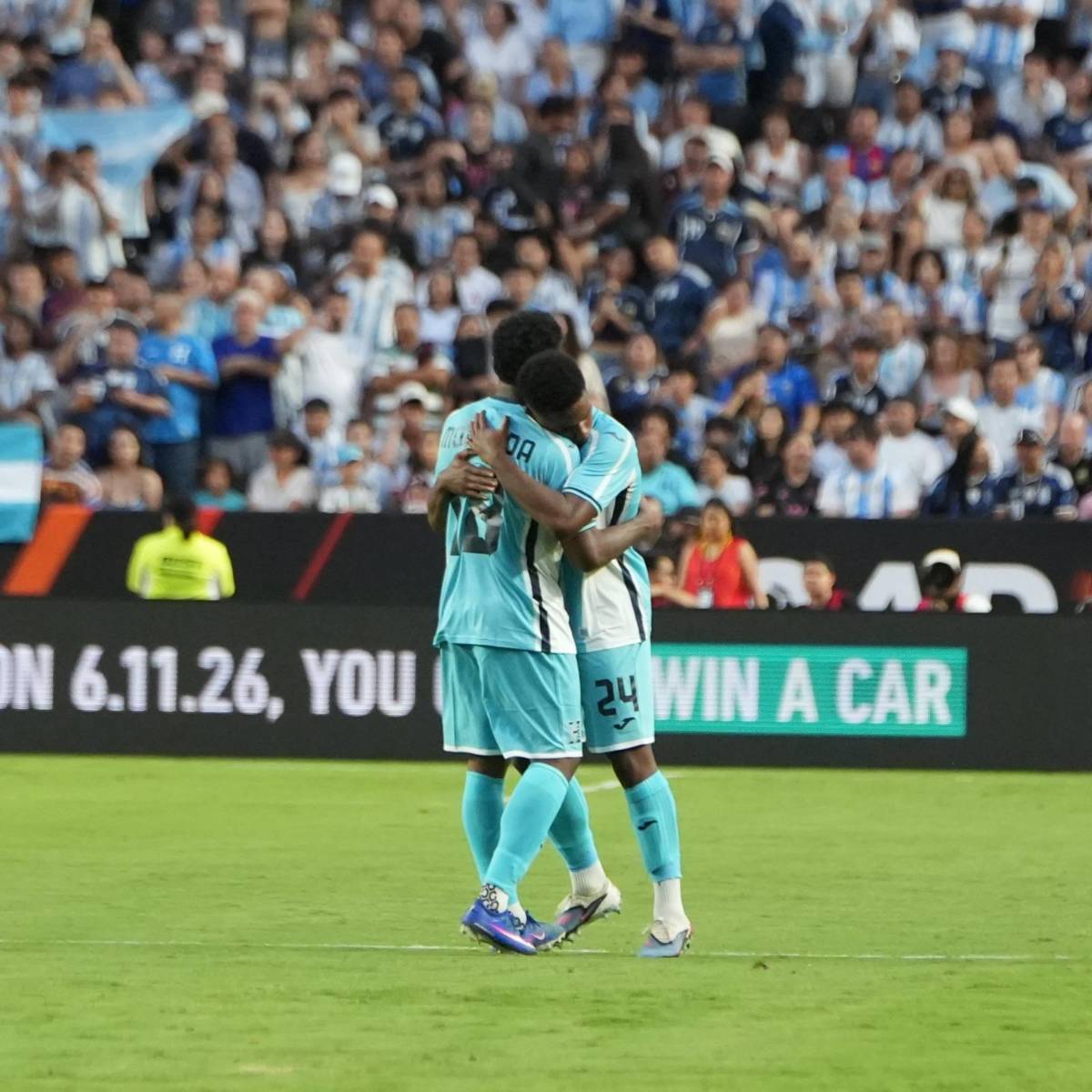 Se llevó la camisa de Rodrigo de Paul, abrazo a Keyrol y el encuentro de Messi