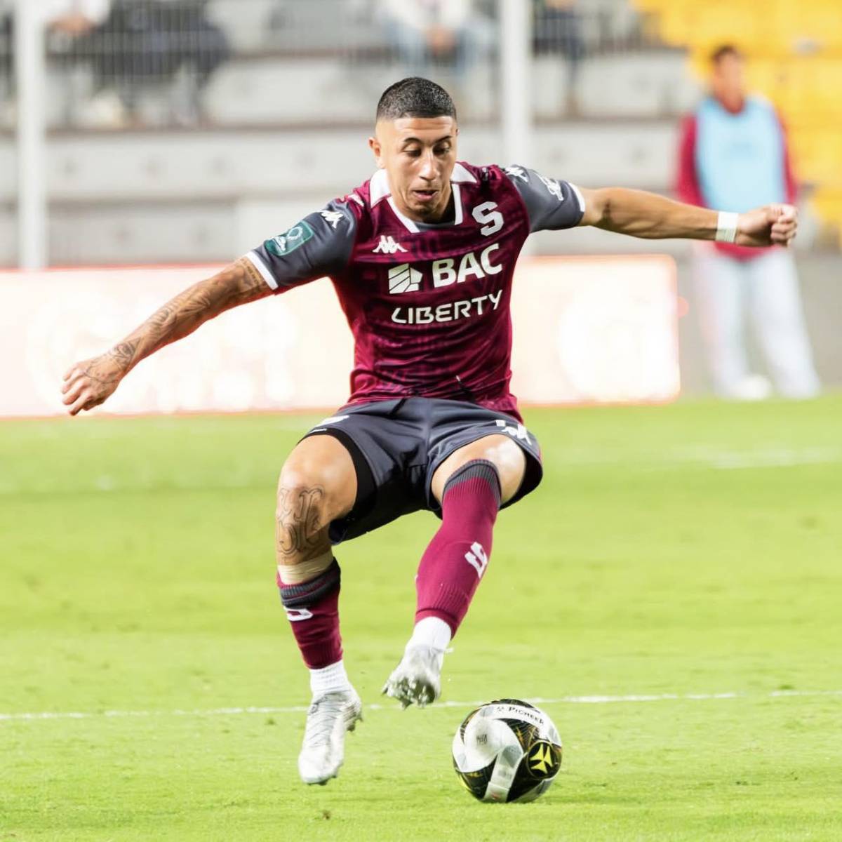 Descubren a conocido jugador costarricense siendo infiel: La esposa lo encontró en el auto y lo encaró... ¡lo grabaron!