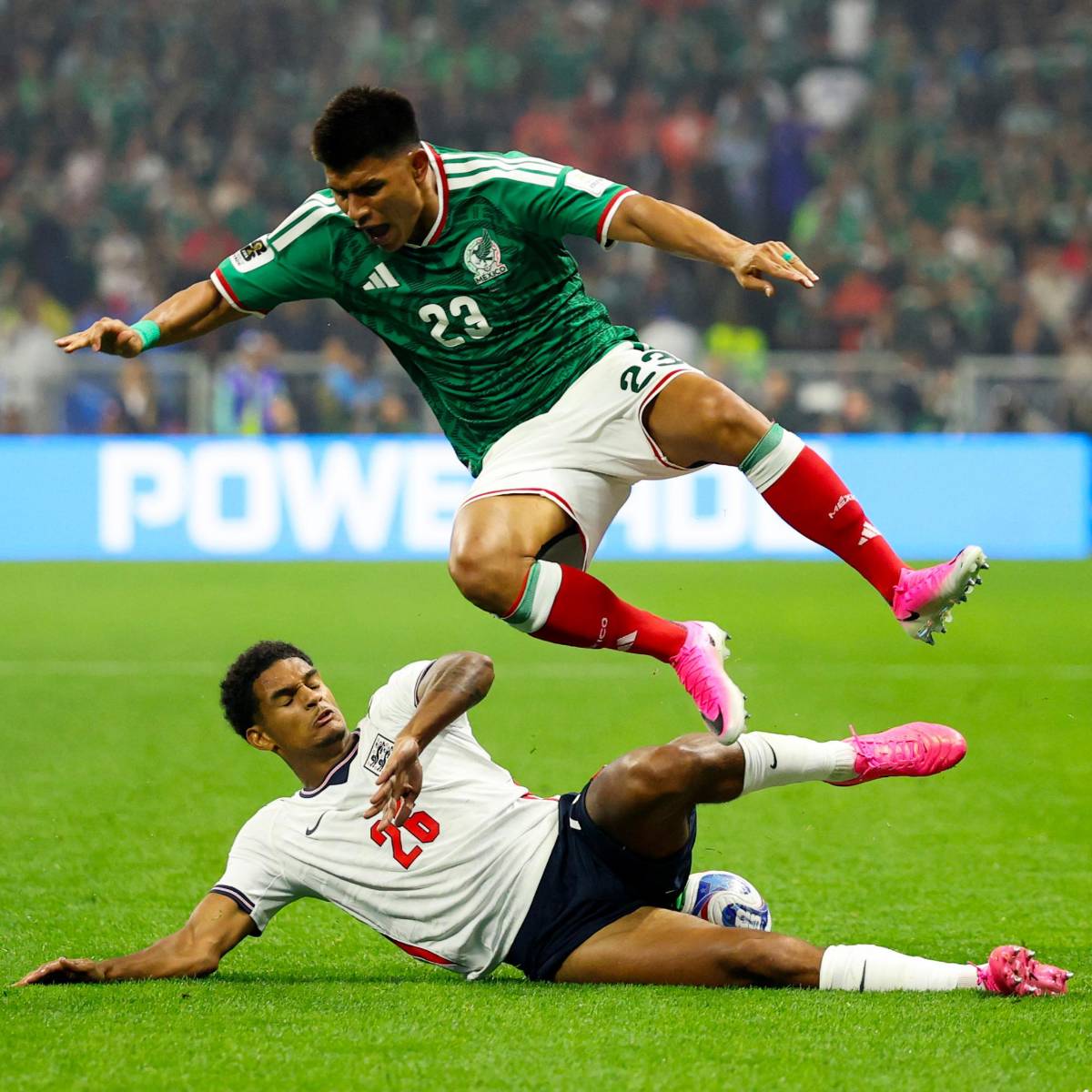 Cruce del Vasco Aguirre y México desgarrado; Inglaterra emula a Honduras y Costa Rica