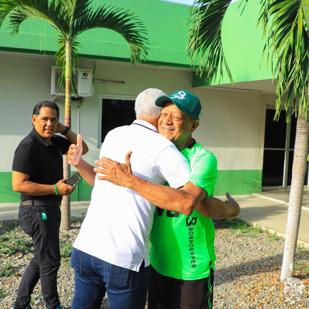Reinaldo Rueda, técnico de Honduras sorprende a directivos, cuerpo técnico y jugadores de equipo de la Liga Nacional