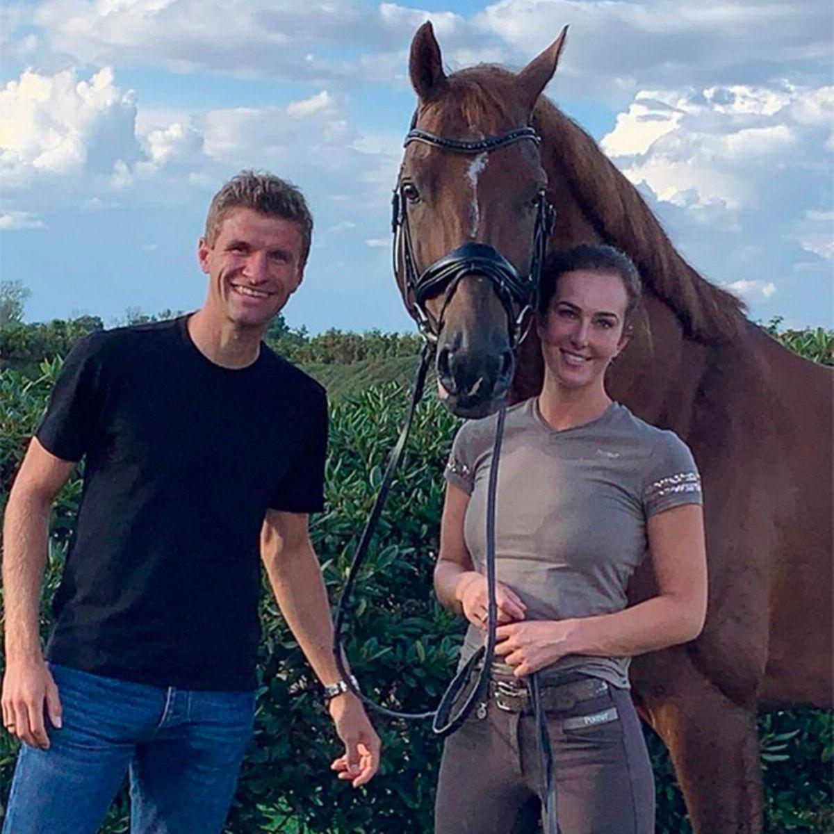 El insólito negocio de Thomas Müller: acusado de maltrato animal por dejar que sus caballos tengan “actos sexuales antinaturales”