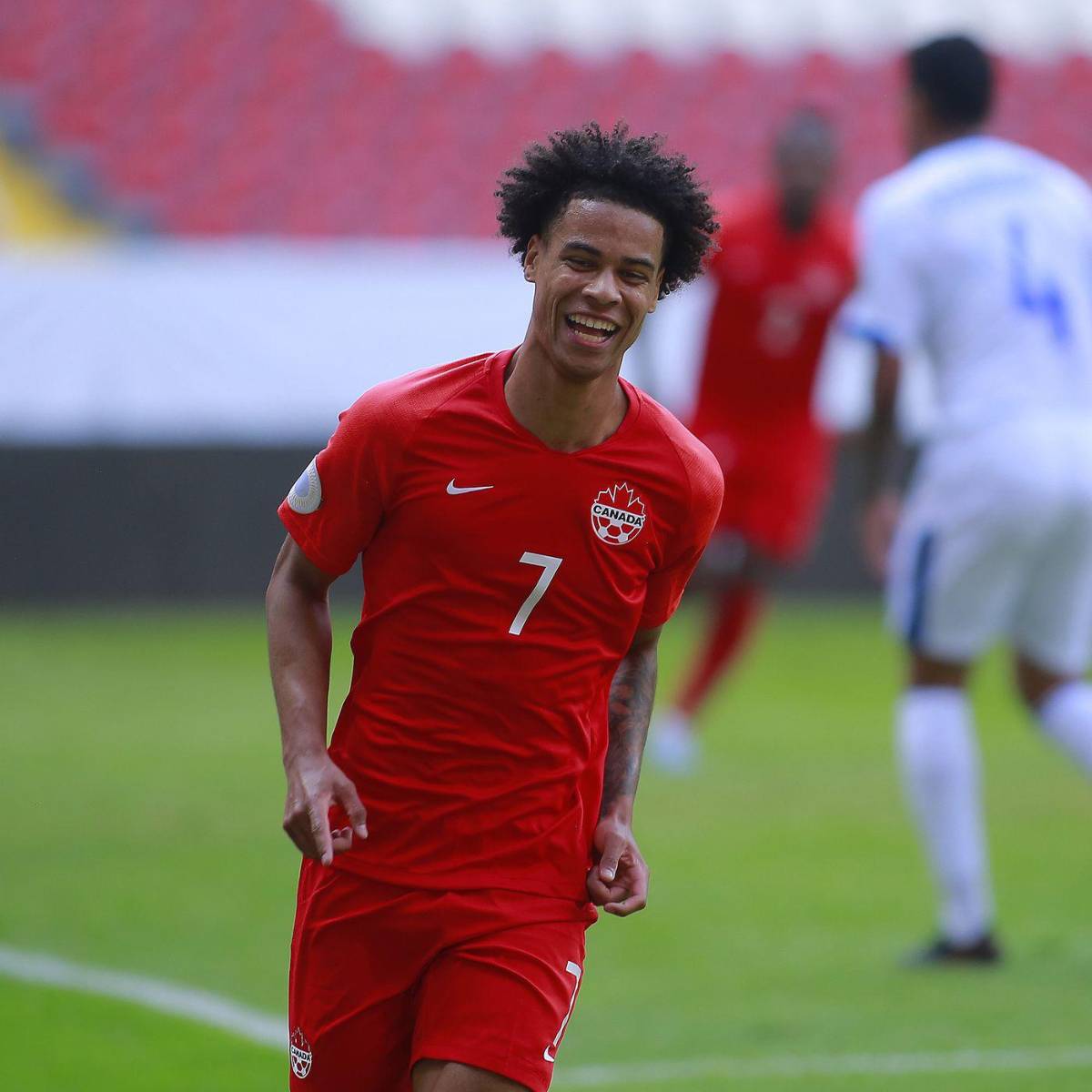 ¡Davies vale 17 veces más que Choco Lozano! La descomunal diferencia millonaria entre las plantillas de Canadá-Honduras