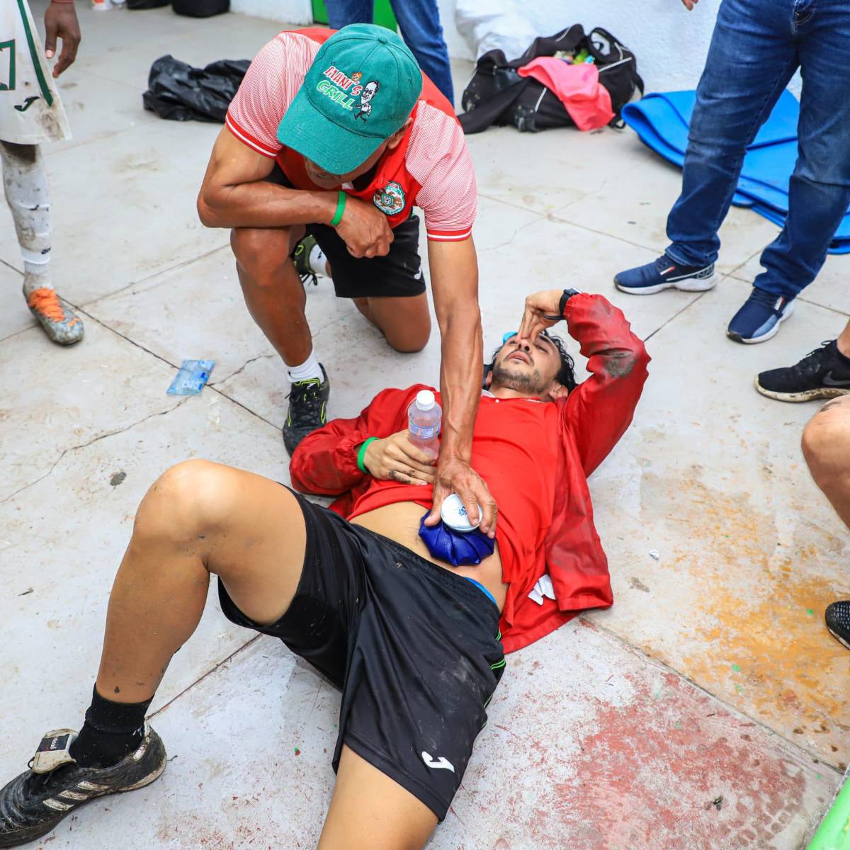 Las fotos que dejó el zafarrancho en el Olancho - Marathón: tendidos en el suelo, golpes en la cara y bruscos agarrones