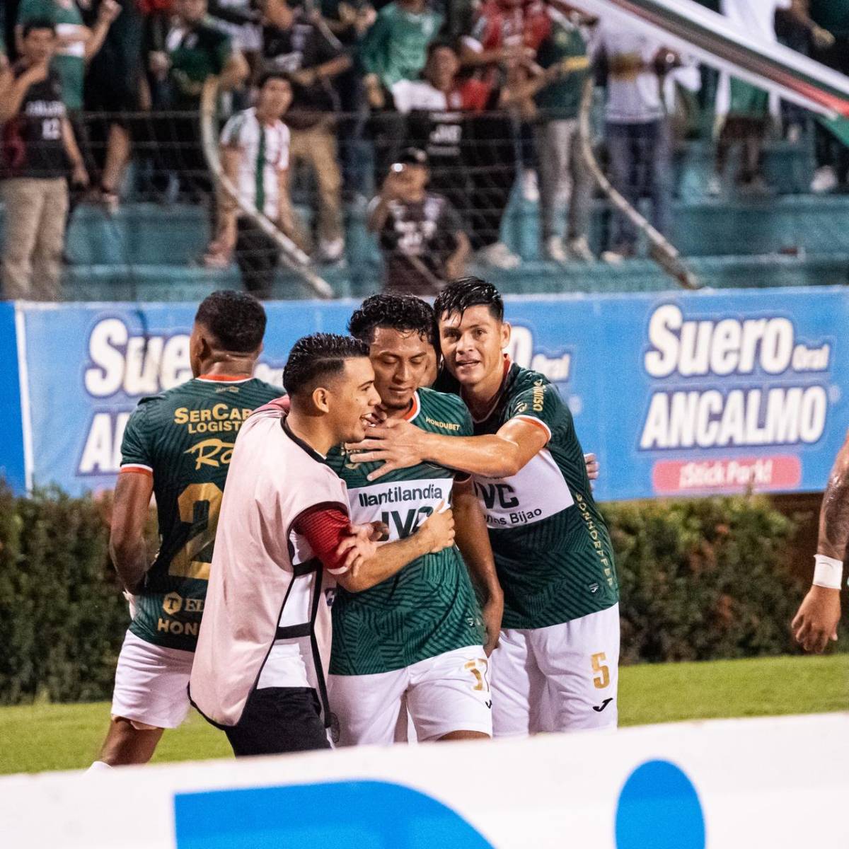 El gran debut del joven portero, la locura de Alexy Vega, el error de Messiniti y lindas edecanes brillaron en el Marathón vs Platense