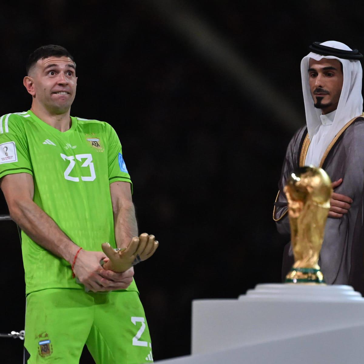 Dibu Martínez generó polémica por su irrespetuosa celebración del Guante de Oro.