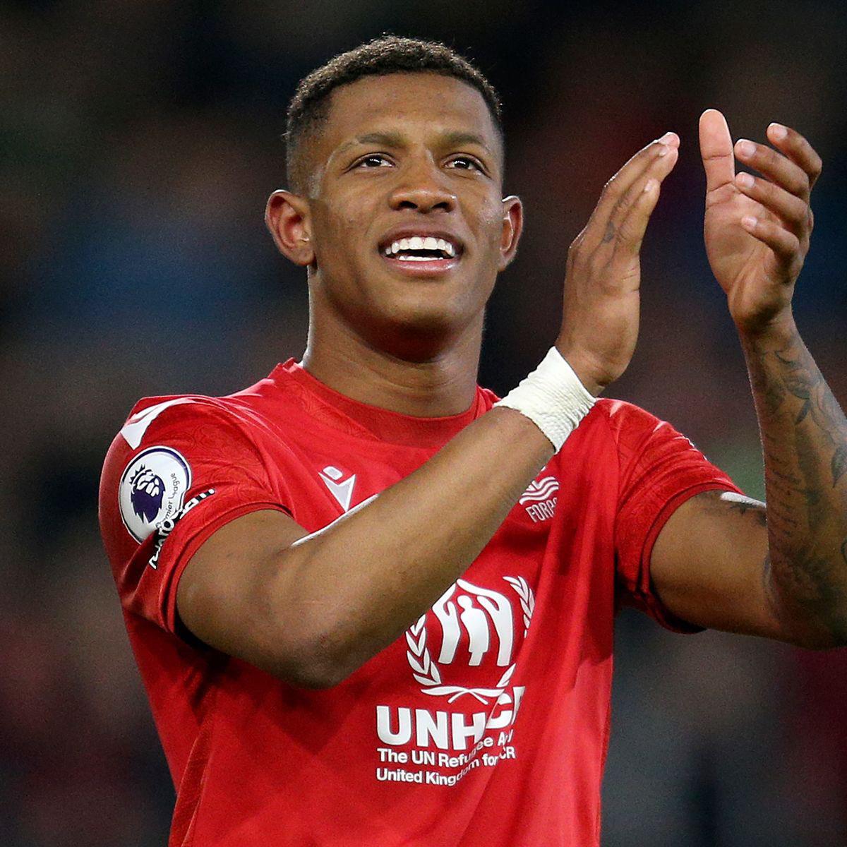 Durísimas imágenes: la escalofriante lesión de Danilo en la Premier League; tuvieron que cubrirlo con una lona