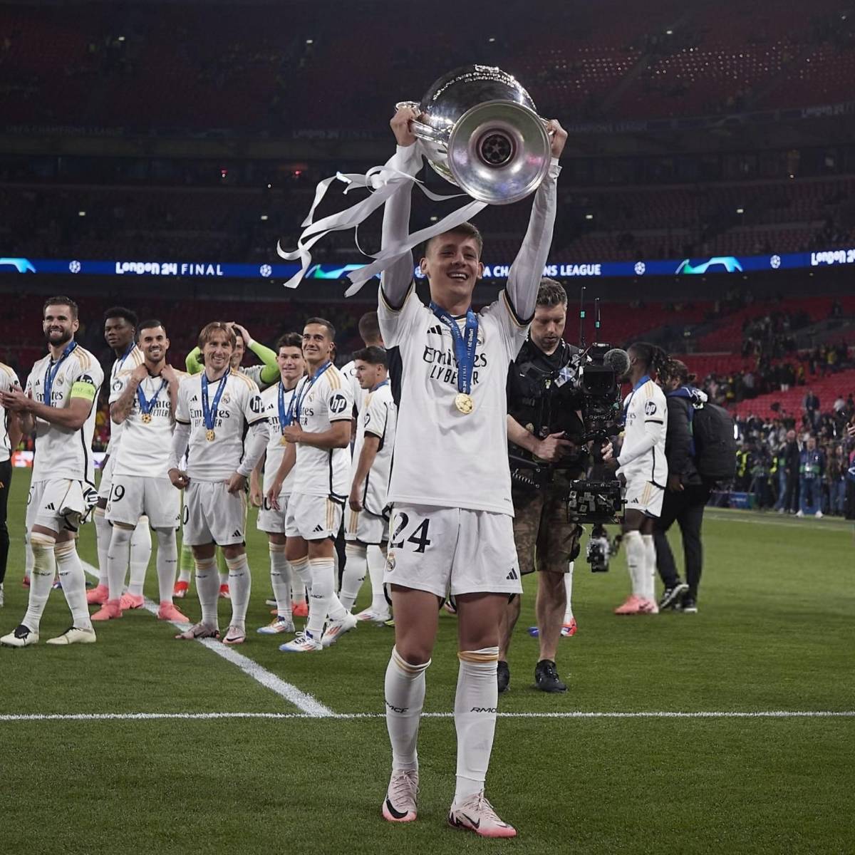 El amuleto de Real Madrid para ser campeón de Champions, mensaje de Benzema a Vinicius e inesperado beso a Kroos