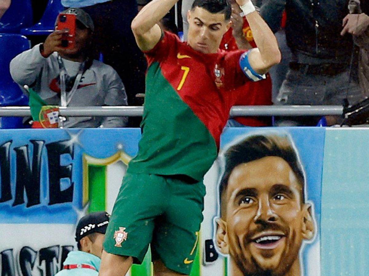 En el festejo de Cristiano Ronaldo aparece una manta de Lionel Messi en la parte de atrás. Foto: Reuters.