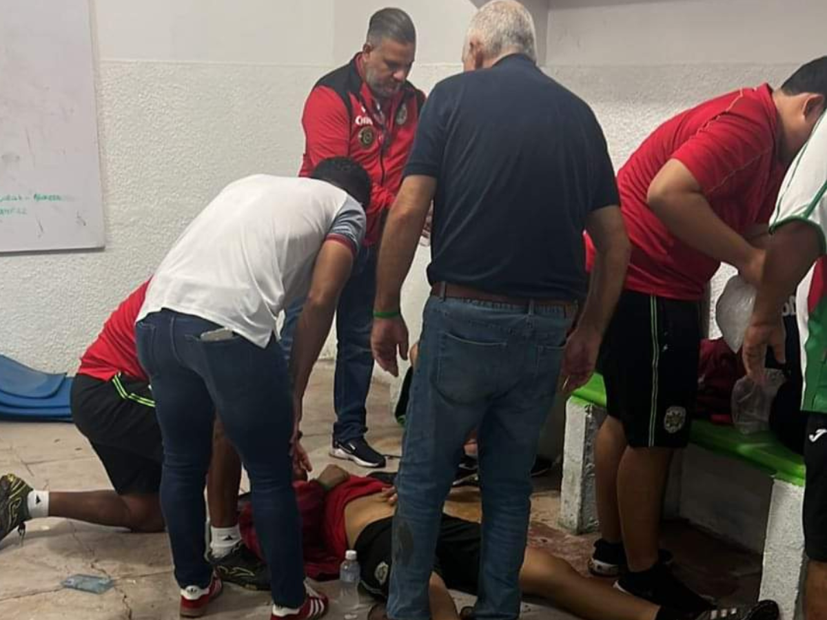 Las fotos que dejó el zafarrancho en el Olancho - Marathón: tendidos en el suelo, golpes en la cara y bruscos agarrones