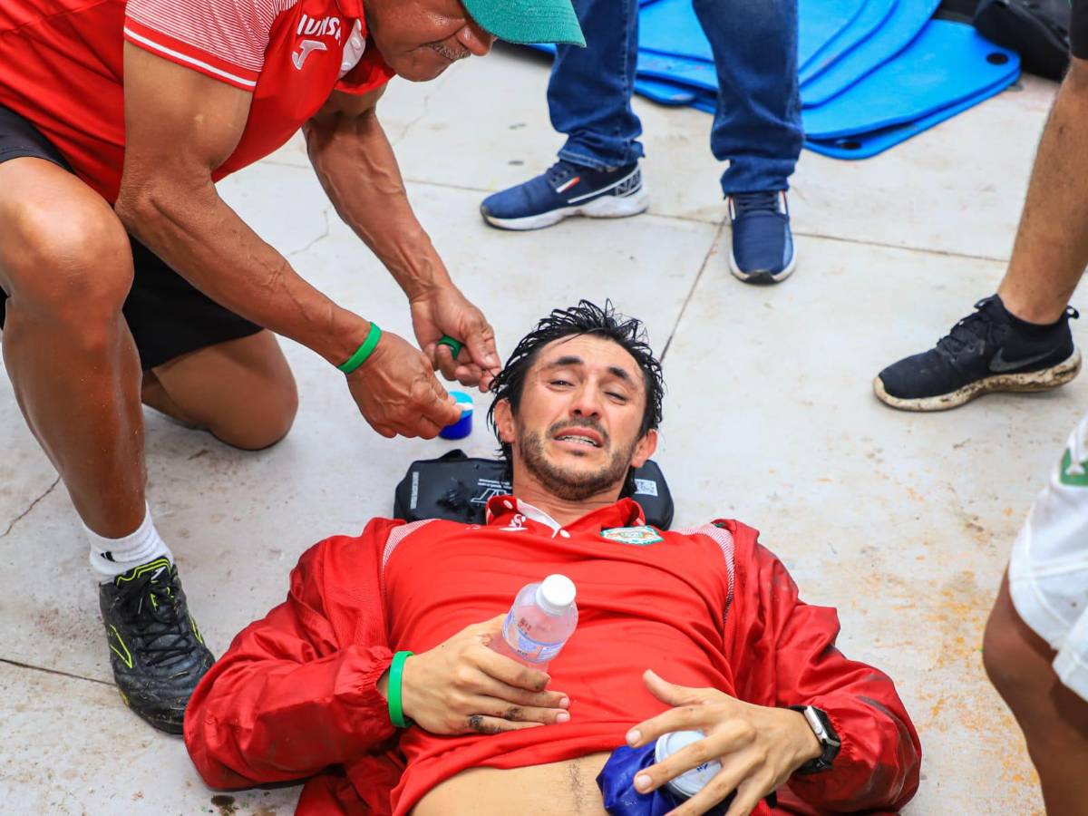 Las fotos que dejó el zafarrancho en el Olancho - Marathón: tendidos en el suelo, golpes en la cara y bruscos agarrones