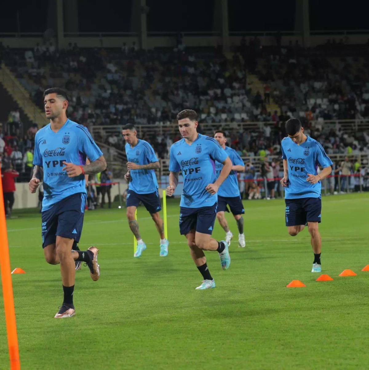 Locura por Argentina de cara al último amistoso y al Mundial: las bromas de Messi, una sorpresiva llegada y los intrusos