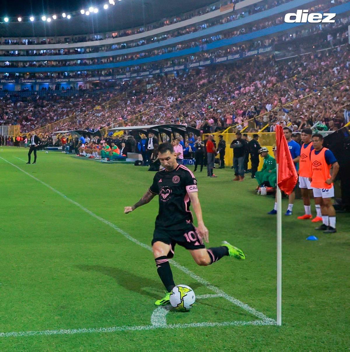 FOTOS: Viral abrazo de Messi con leyenda, el reencuentro con Suárez y colosal llenazo en El Salvador vs Inter Miami