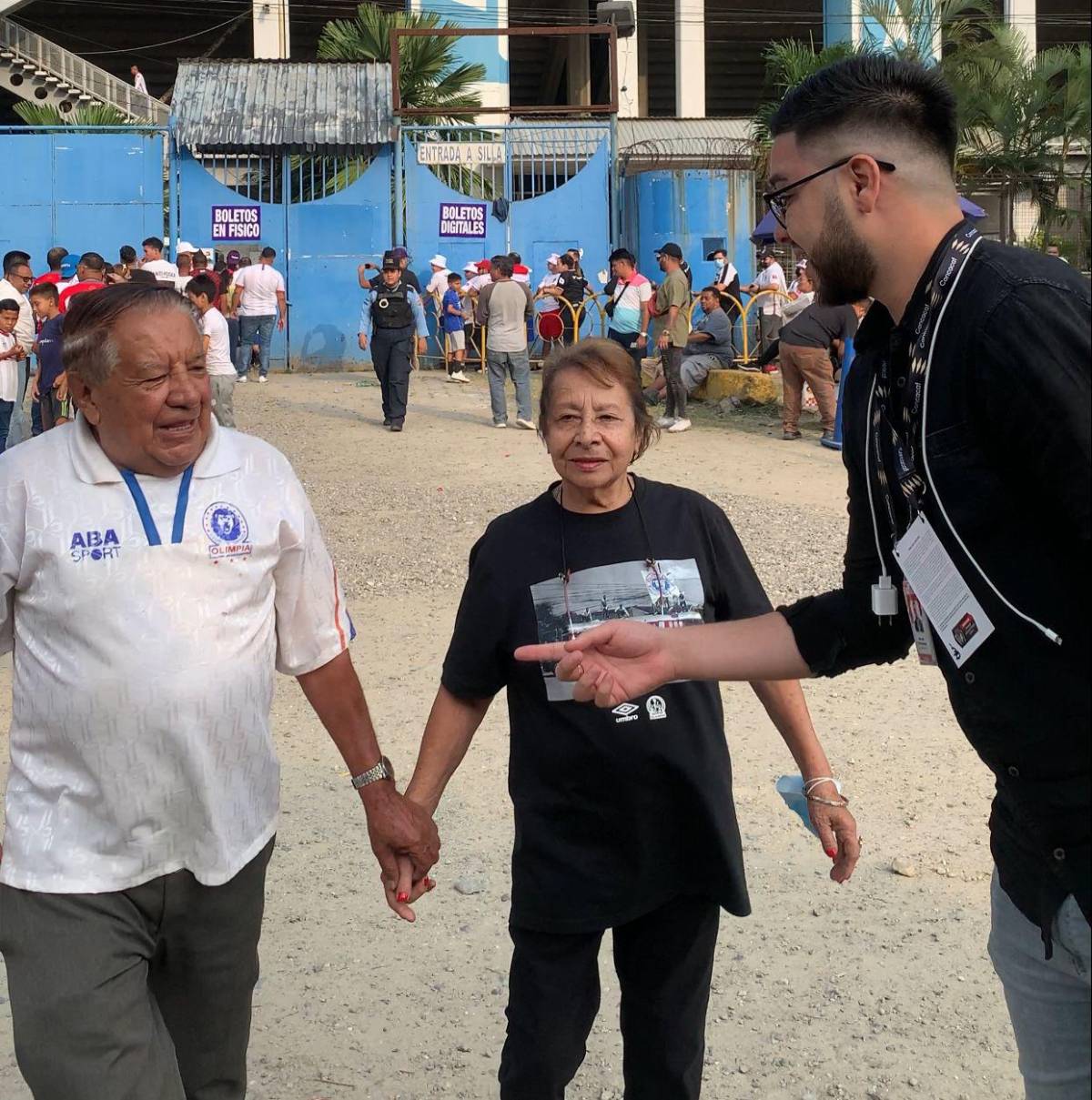 ¡Ambientazo de Champions! Invasión de olimpistas en el Olímpico y el grupo de afición del Atlas que se hace sentir