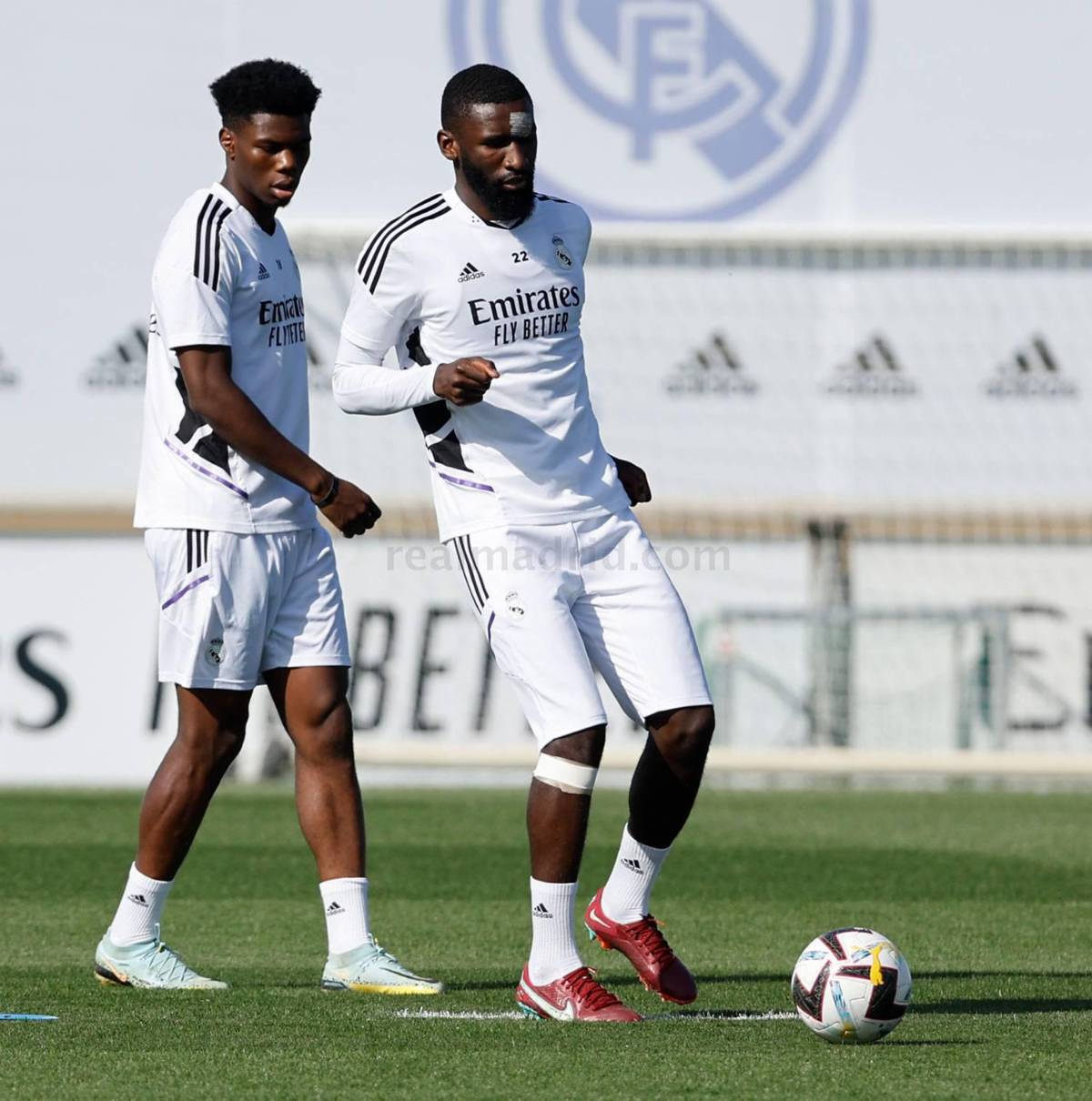 Confirmado, Courtois fuera: Todas las bajas de Real Madrid y Barcelona para el Clásico ¿Y Koundé?