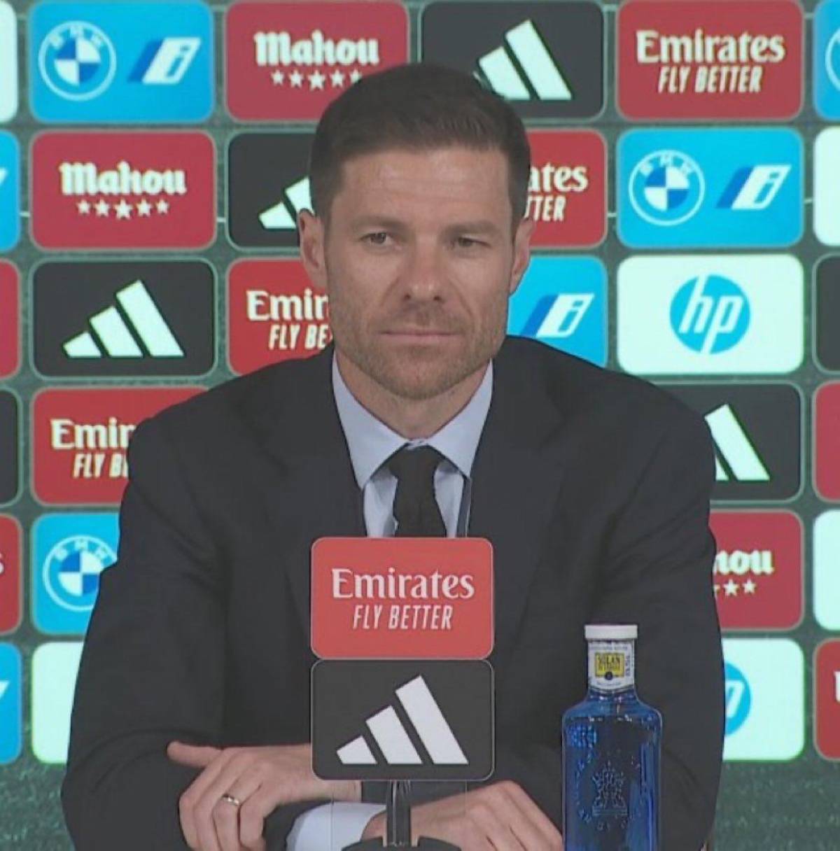 Así fue presentado Xabi Alonso como nuevo técnico del Real Madrid: acompañado por su esposa y el contrato que firmó