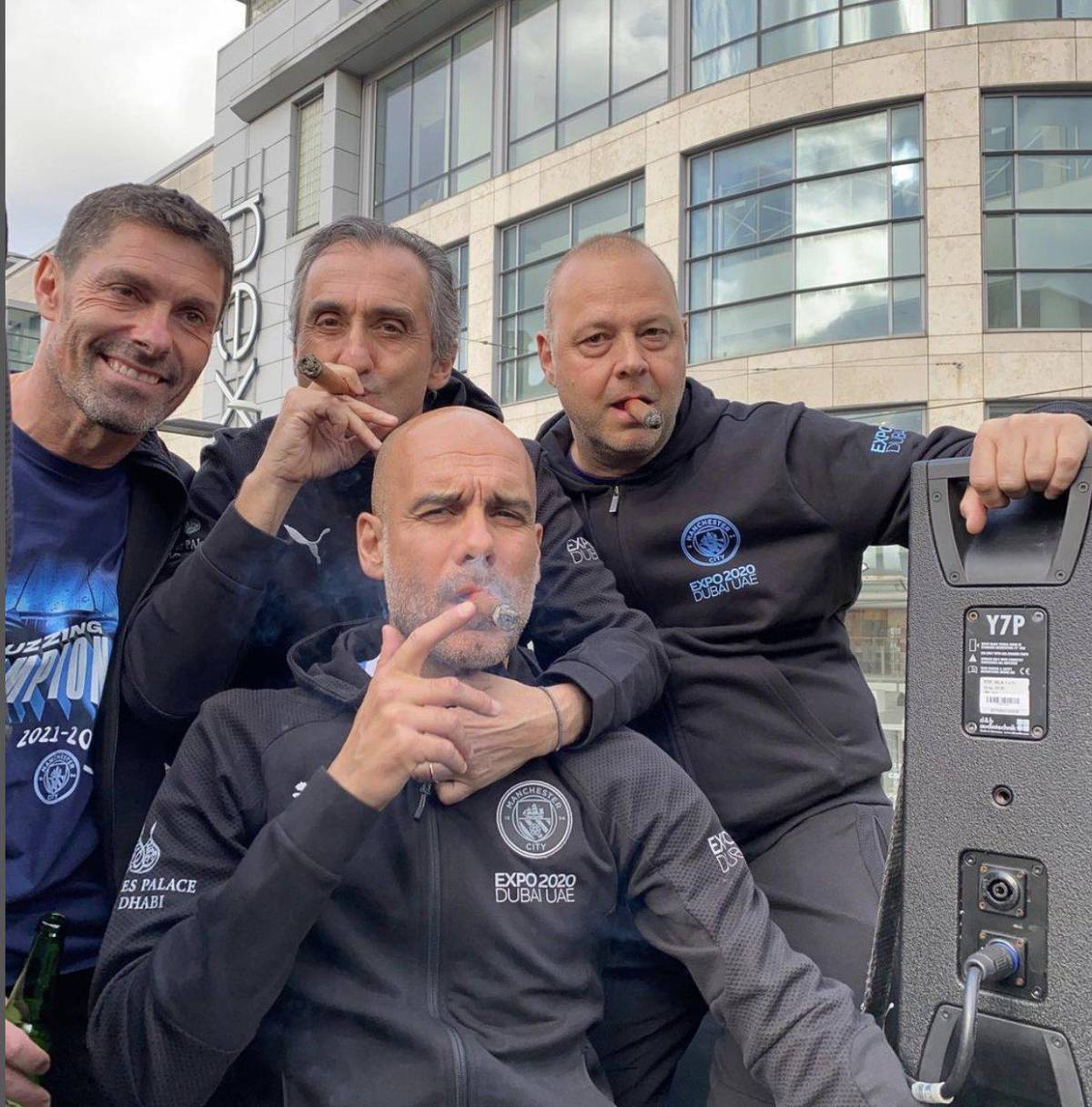 Fiestón en el Manchester City: Guardiola fumándose puros, descontrol de los aficionados y el que confundió a Erling Haaland