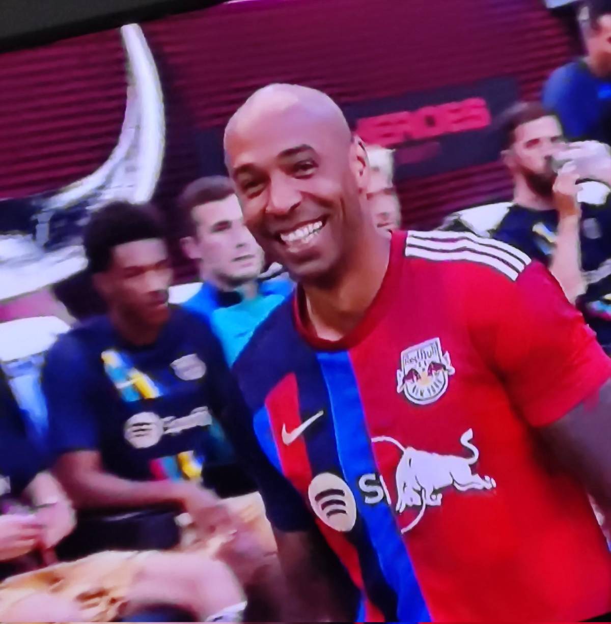 NO SE VIO EN TV: El altercado por la camisa de Piqué, Depay se rehúsa a irse y los hondureños fieles al Barcelona