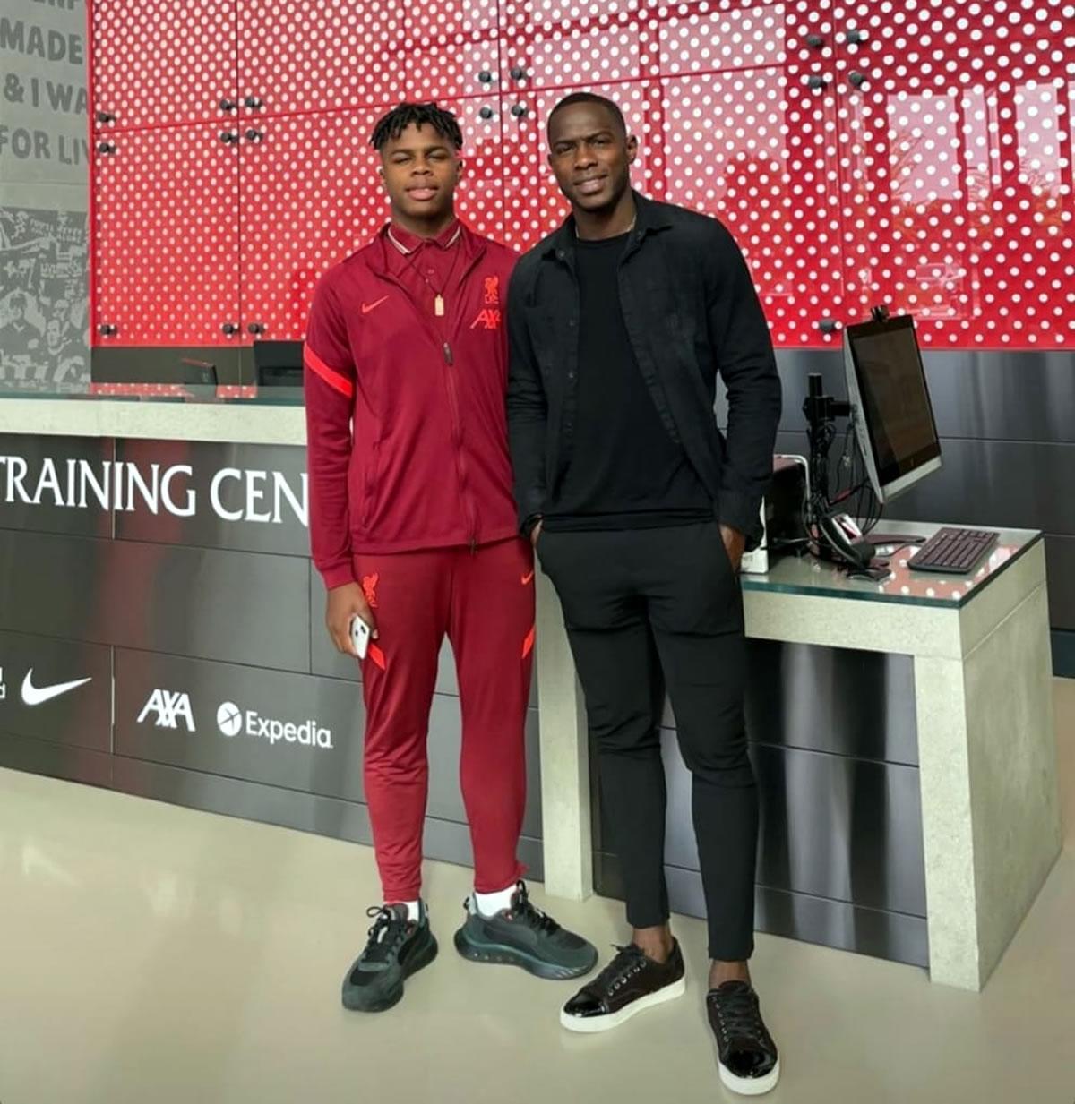 Fenafuth conversa con Maynor Figueroa para convocar a su hijo Keyrol, quien juega en las reservas del Liverpool.