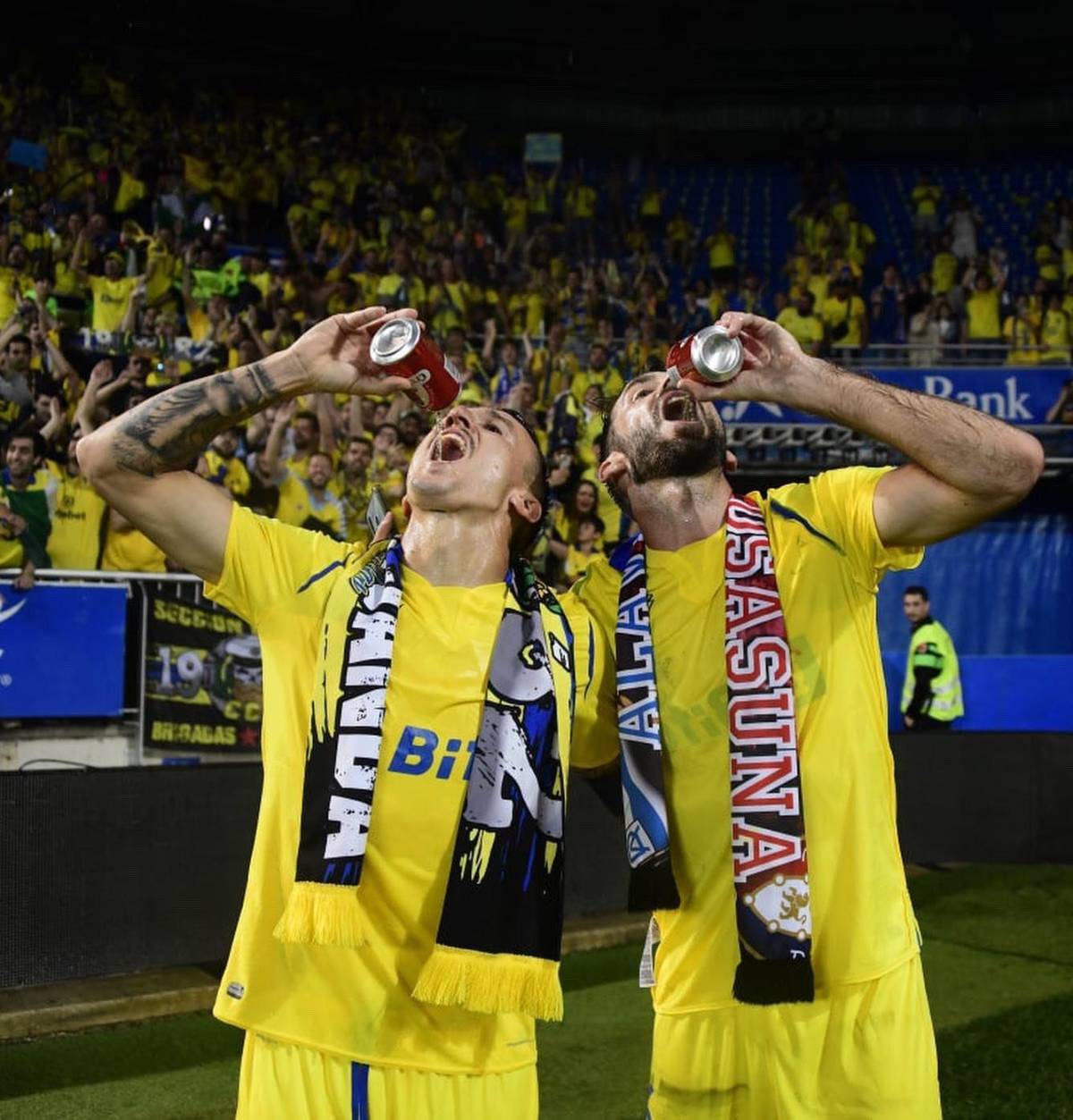 Choco Lozano como todo un ídolo: Así fue la “loca” celebración de los jugadores del Cádiz con su afición