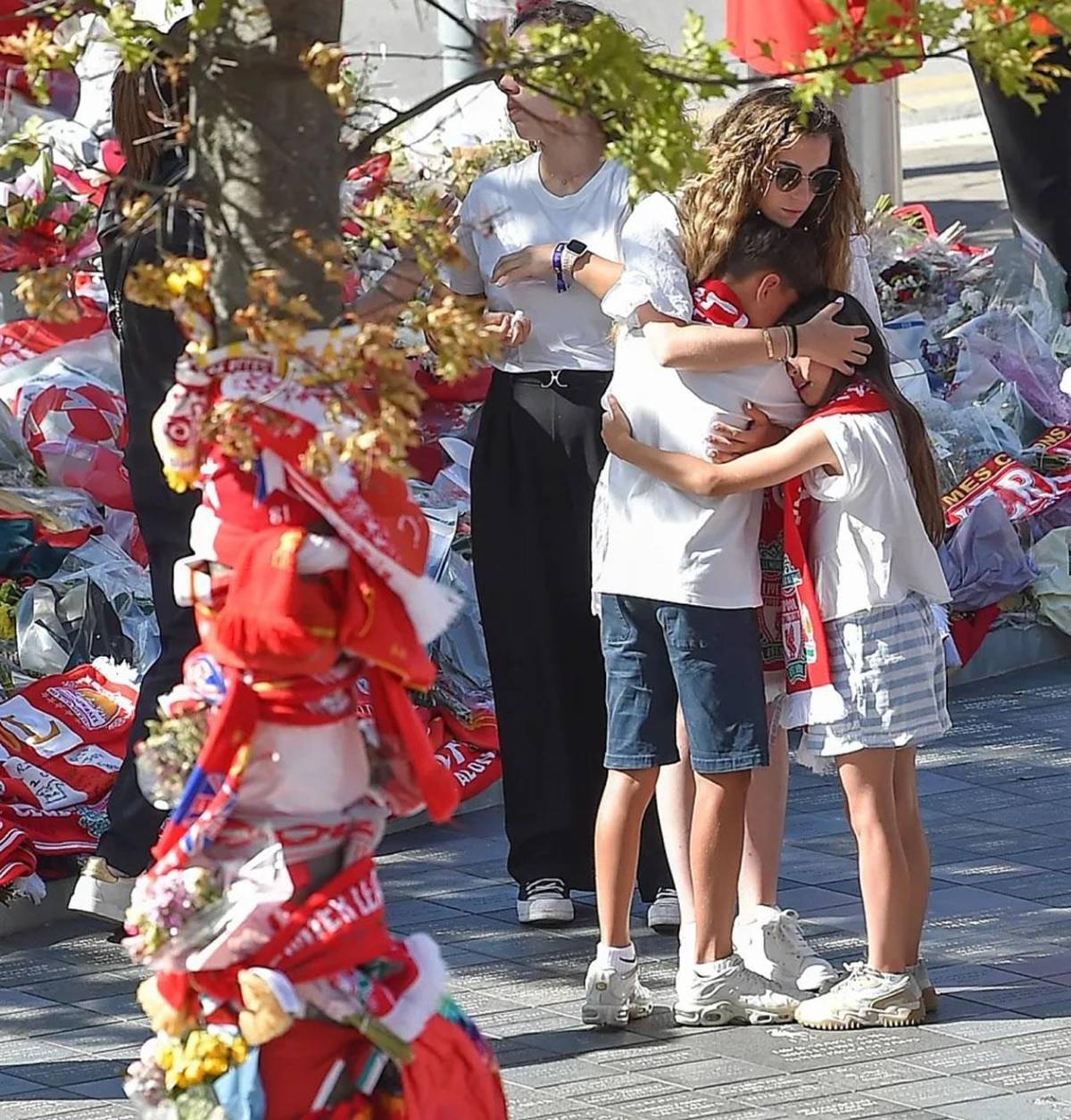 Liverpool le rindió tributo a Diogo Jota en las afueras de Anfield: las conmovedoras imáganes de su esposa
