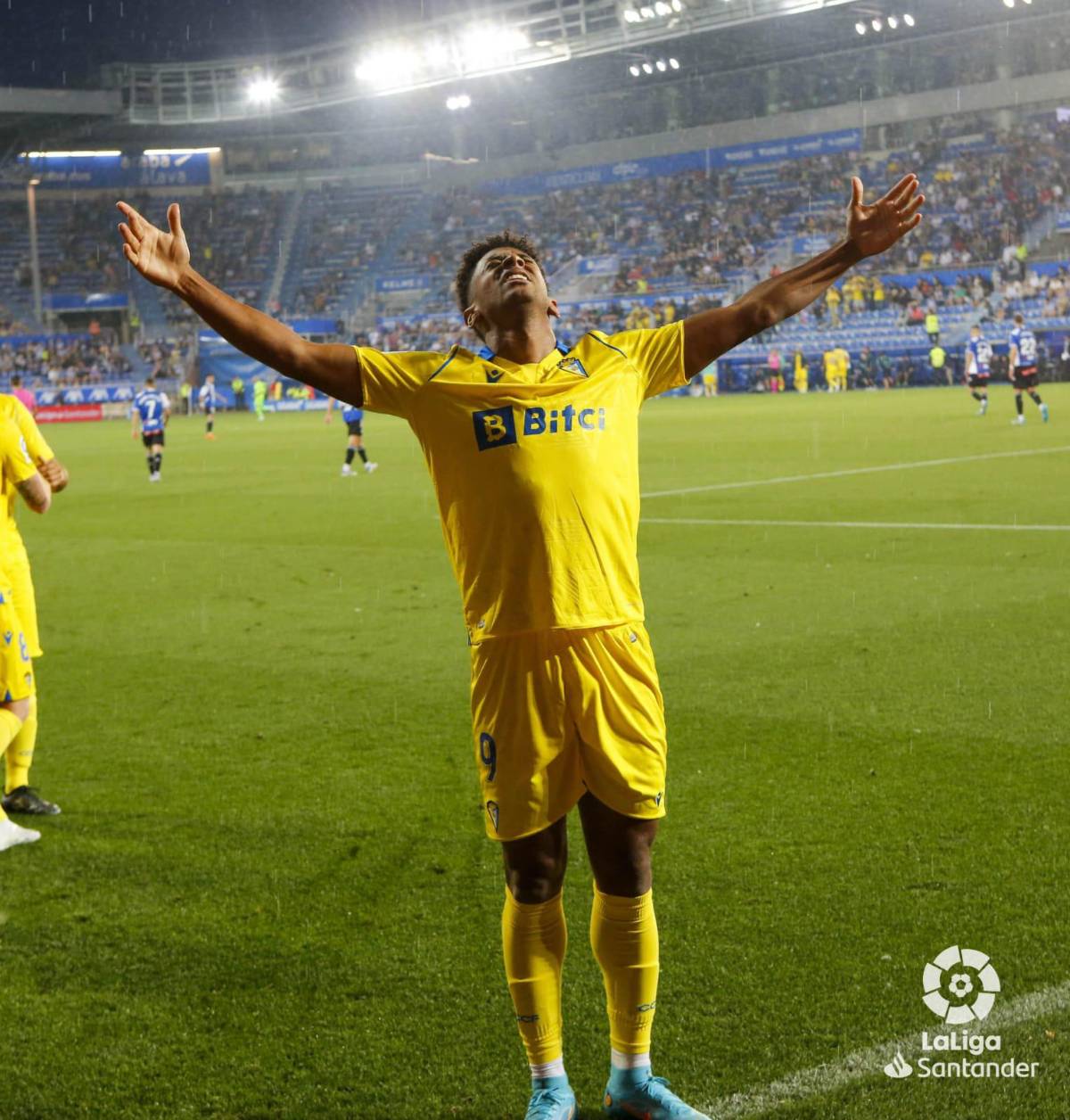Pone en alto la bandera de Honduras y le dan tremendo beso: Así celebró el Choco Lozano la salvación del Cádiz en la Liga Española