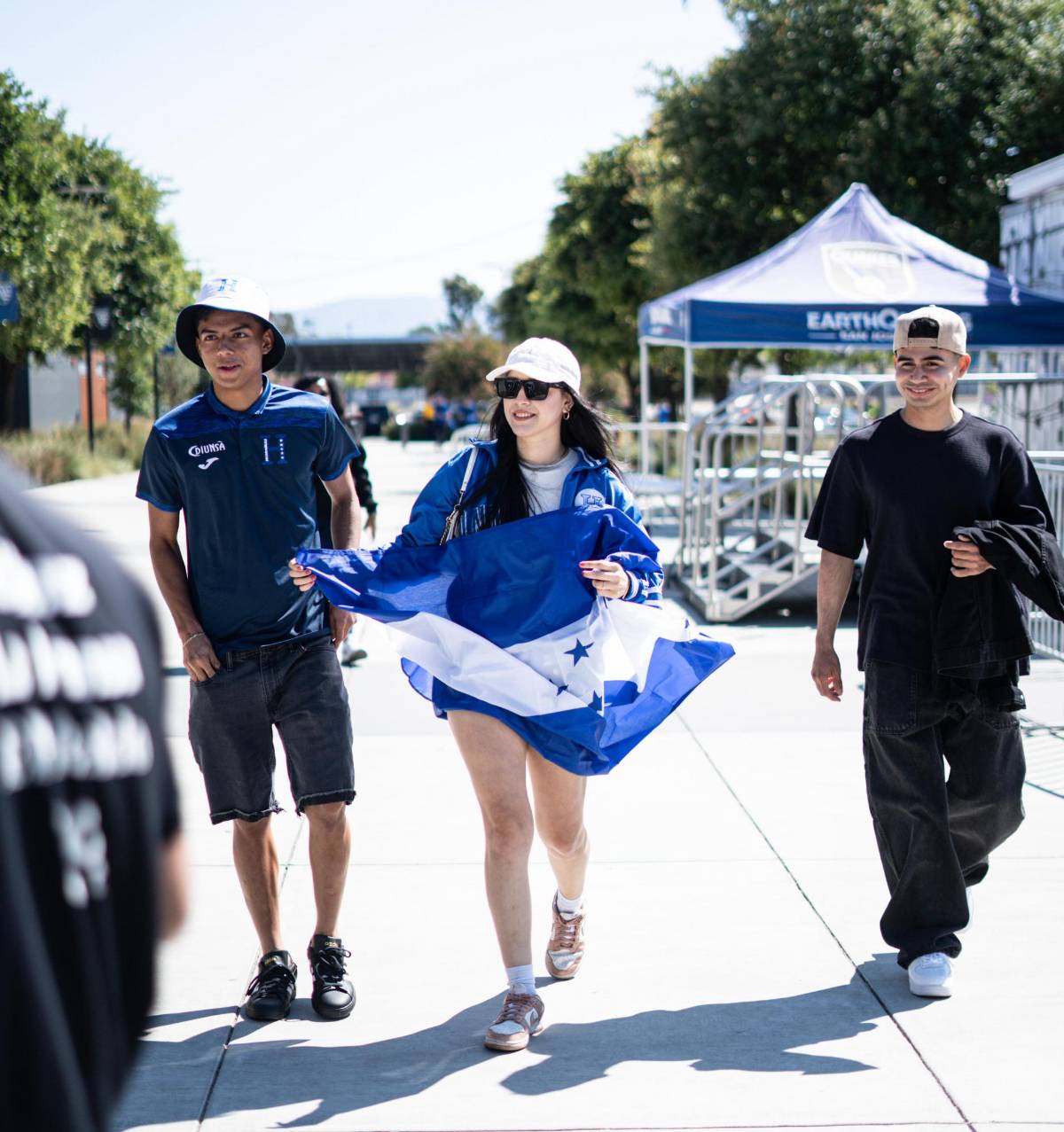 ¡Imponentes catrachas! Bellas hondureñas se hacen sentir apoyando en Copa Oro contra Curazao