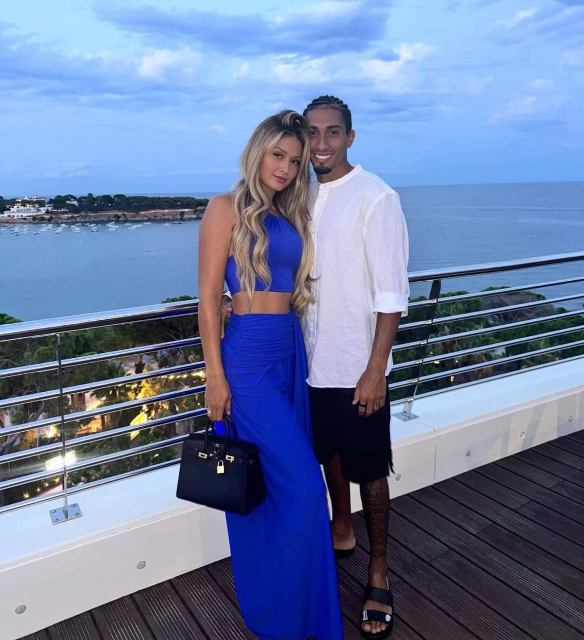 La 'humilde' cena de Raphinha con su esposa en sus días libres en Brasil: Esperaba algo romántico