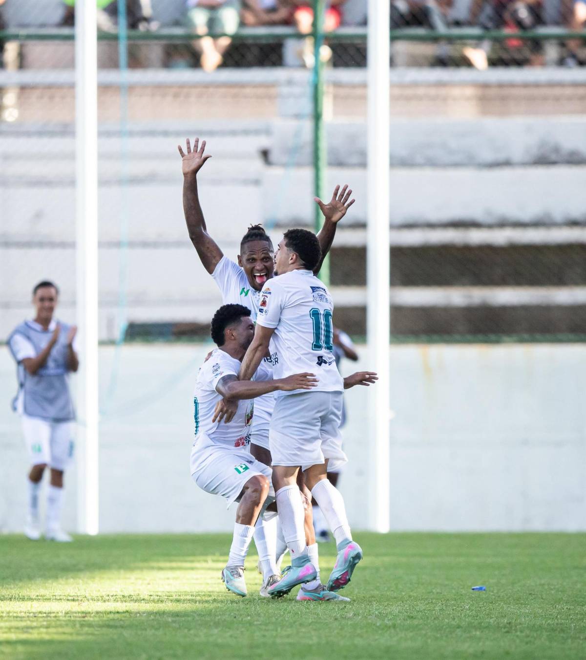 Platense domó a Marathón: la fiesta en el Excelsior, tarde soñada de 'Yio' Puerto y golazo de Wecolme