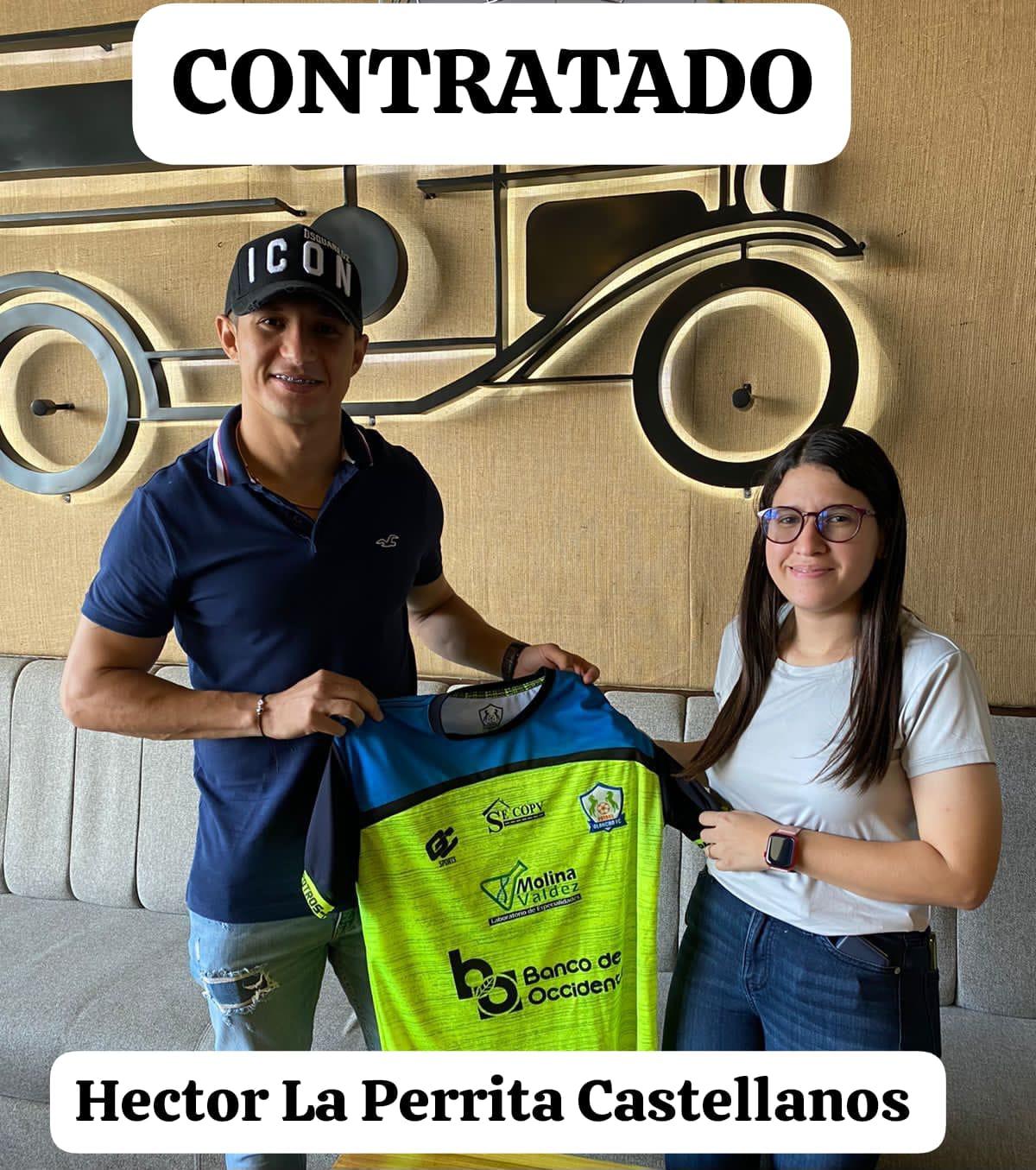 Héctor Castellanos posando con la camisa de los Potros de Olancho.